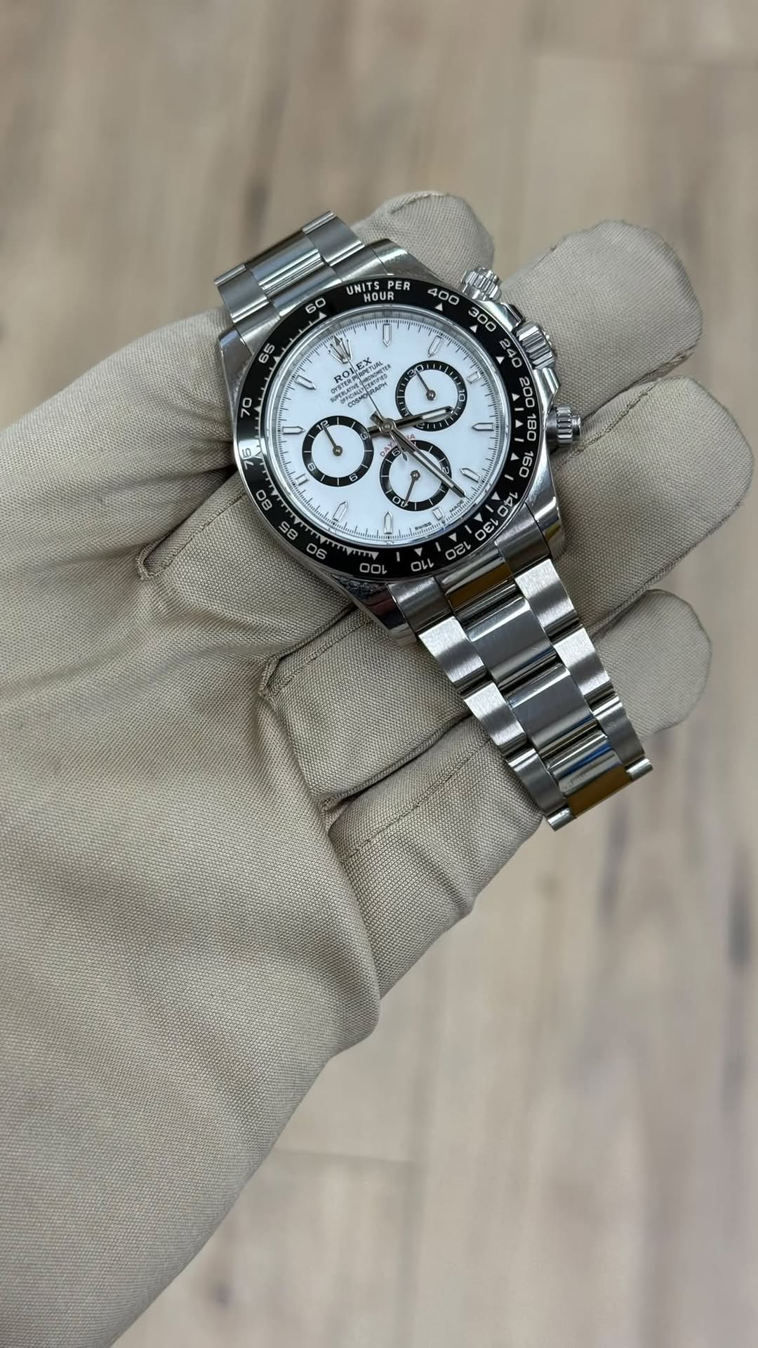 May be an image of wrist watch and text that says 'UNITS HOUR PER s0 400 300 MEX C 406 DcL بامان'