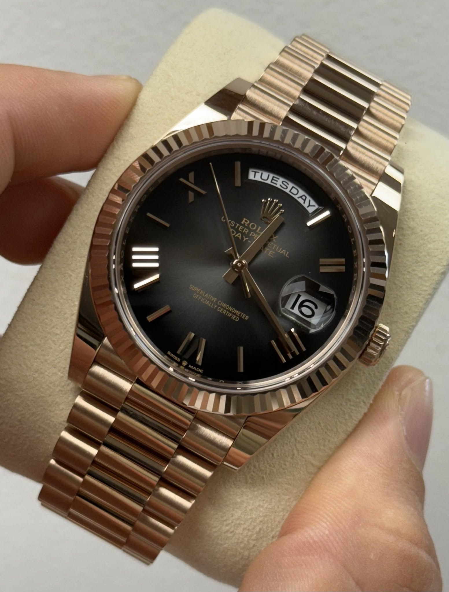 May be an image of wrist watch and text that says 'TUESDAY TUESDAY LM 銇娿仈 16 HII 2 JUD'
