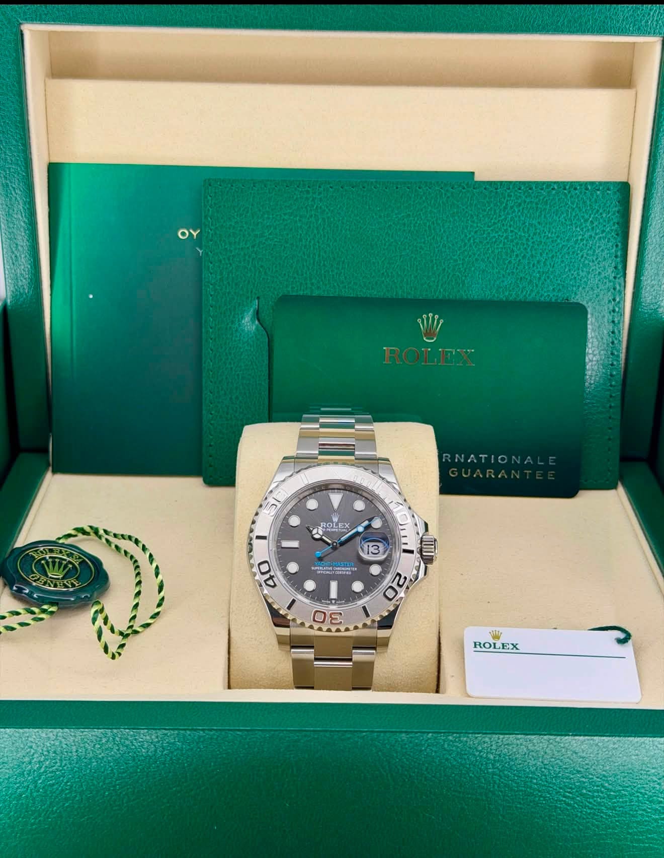 May be an image of wrist watch and text that says 'OY WI RNATIONA 5/ ROLE 40 40 13 P 20 30 m Mtr ROLEX ROL'