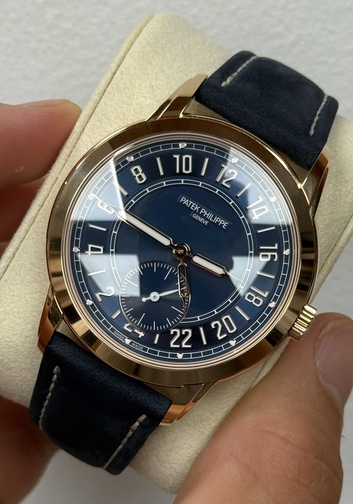 May be an image of wrist watch and text that says '0 10 I 12 1町 PATEK GENEVE PHIL PHILIPPE LIPPE D 11 11 16 ® 2 I N SWISS MAD MADE ی CInE'