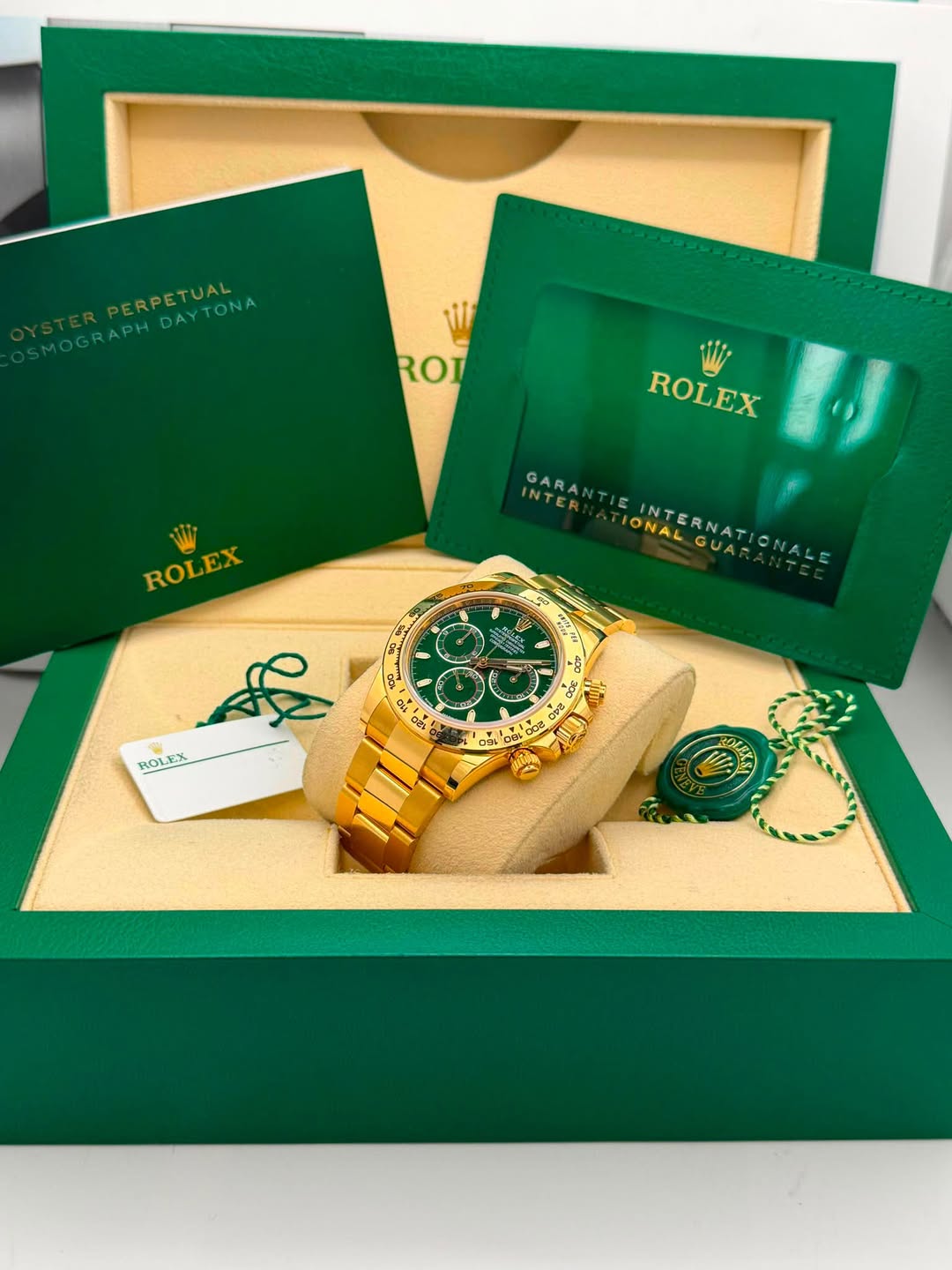 May be an image of wrist watch and text that says 'ERPE UAL ERPETUAL DAYTONA ERPAYTONA ONA MOGRAPH ROI ROLEX INTER GARA ROLEX INTERNATIONALE GUA IONAL INTERNAT ERNATIONALE マ 名 ROLY…