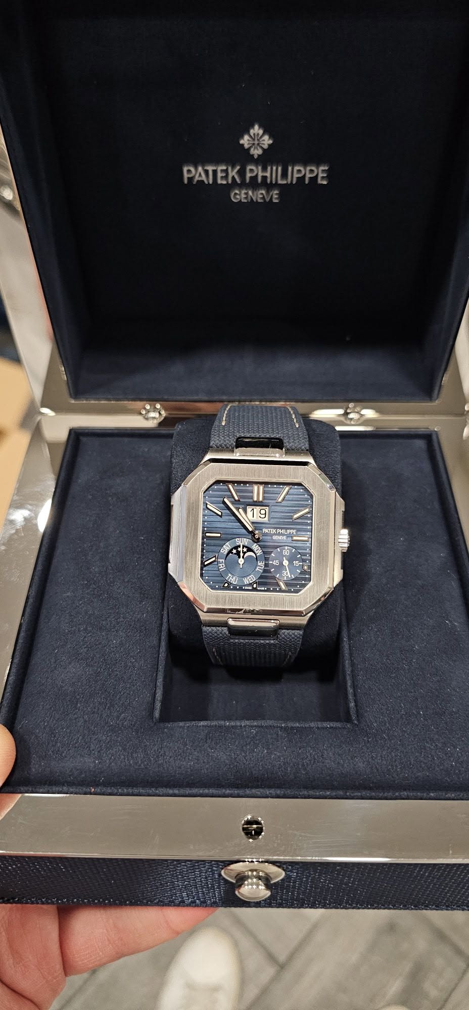 May be an image of wrist watch and text that says '45 PATEKPHILIPPE PATEK PHILI PHILIPPE IPPE GENEVE 19 MARHUT 街 - 1 -'