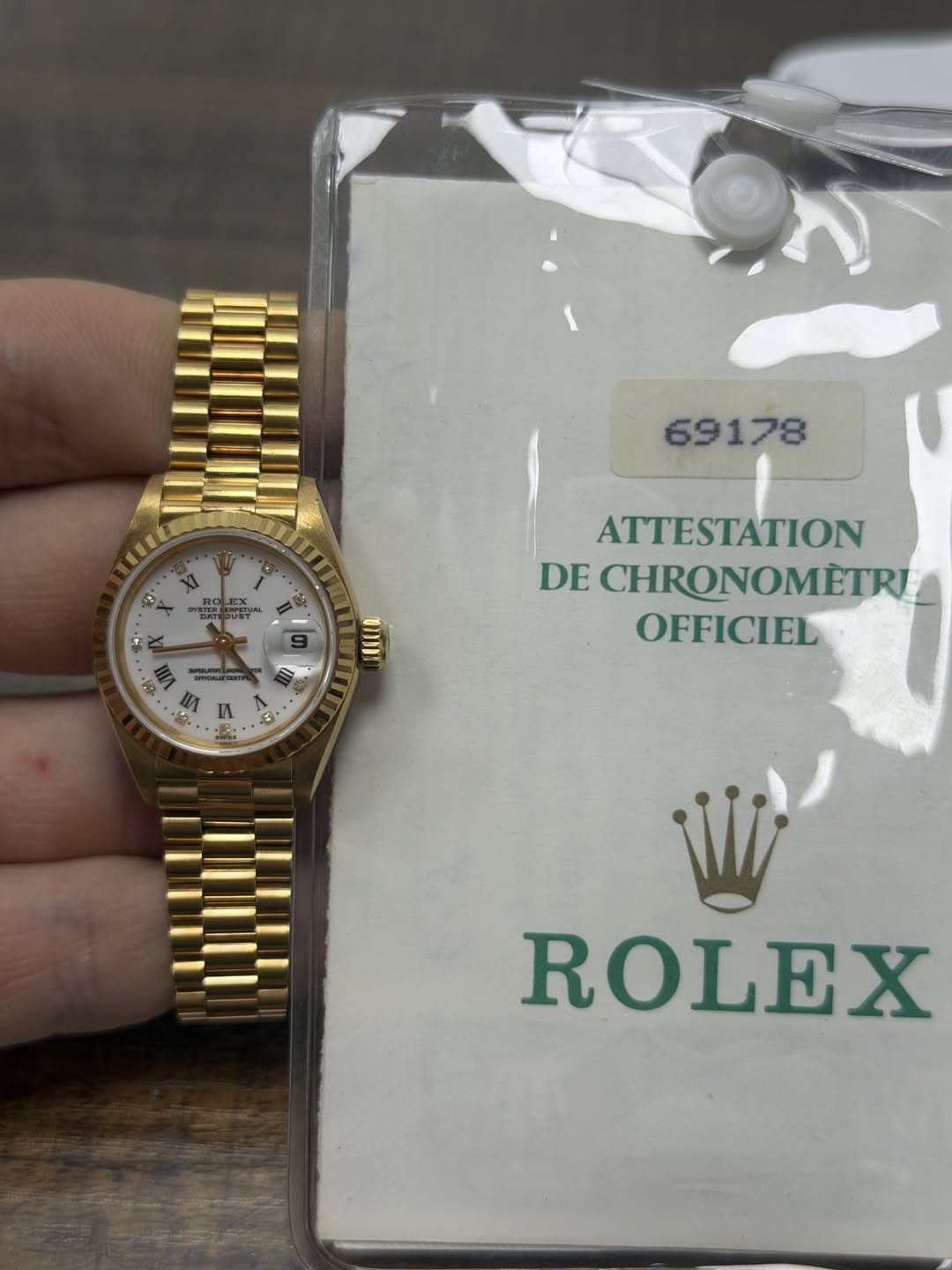 May be an image of wrist watch and text that says '69178 ATTESTATION DE CHRONOMETRI OFFICIEL M M: + ROLEX'