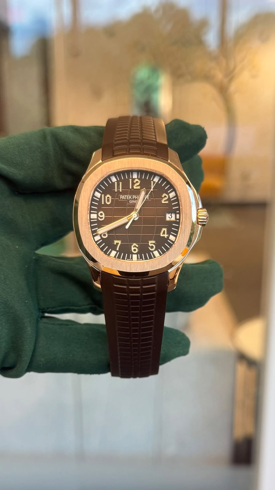 May be an image of wrist watch and text that says 'I1 2 10 PATEK PHI PHI GENE '