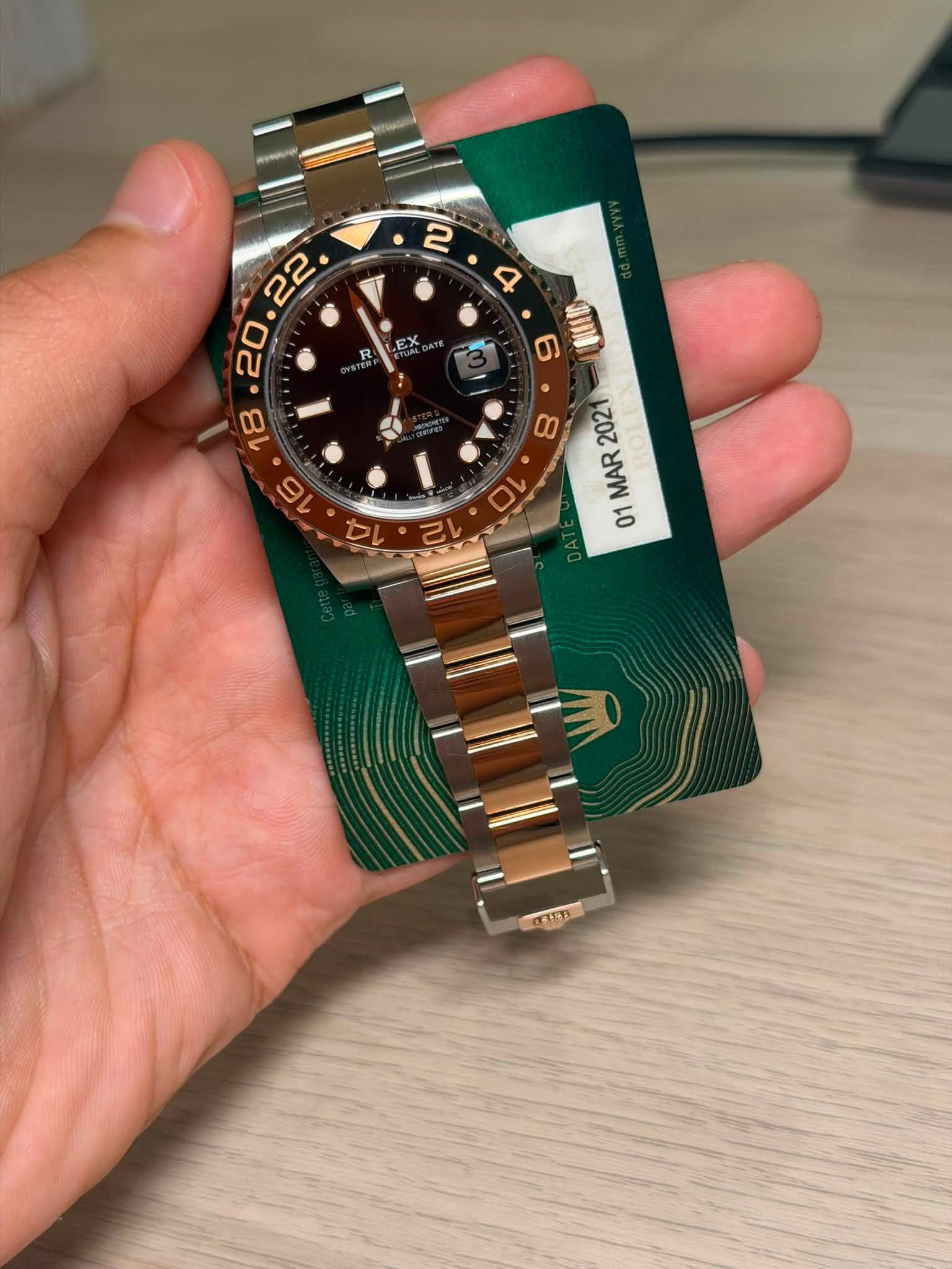 May be an image of wrist watch and text that says '2 ط O RUID MAR 01 D 12'