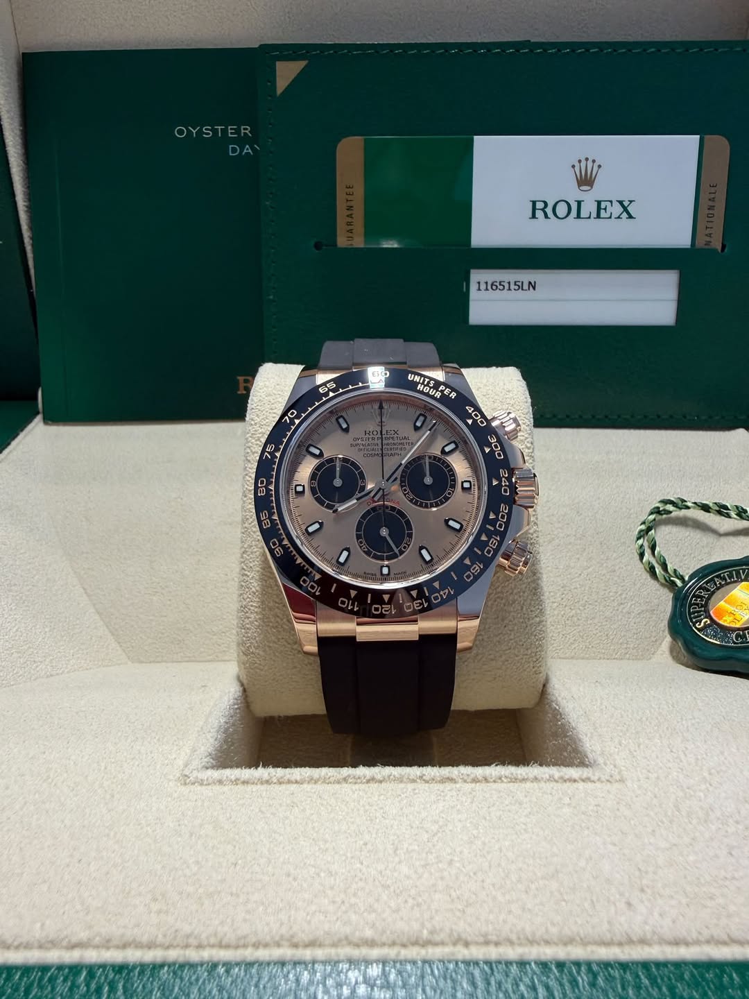 May be an image of wrist watch and text that says 'OYSTE OYS ROLEX 116515LN 116515 5LN ESr0 肉色 se 70 UNIT UNITSPER 中彩称 NITS HGUR BAL!'