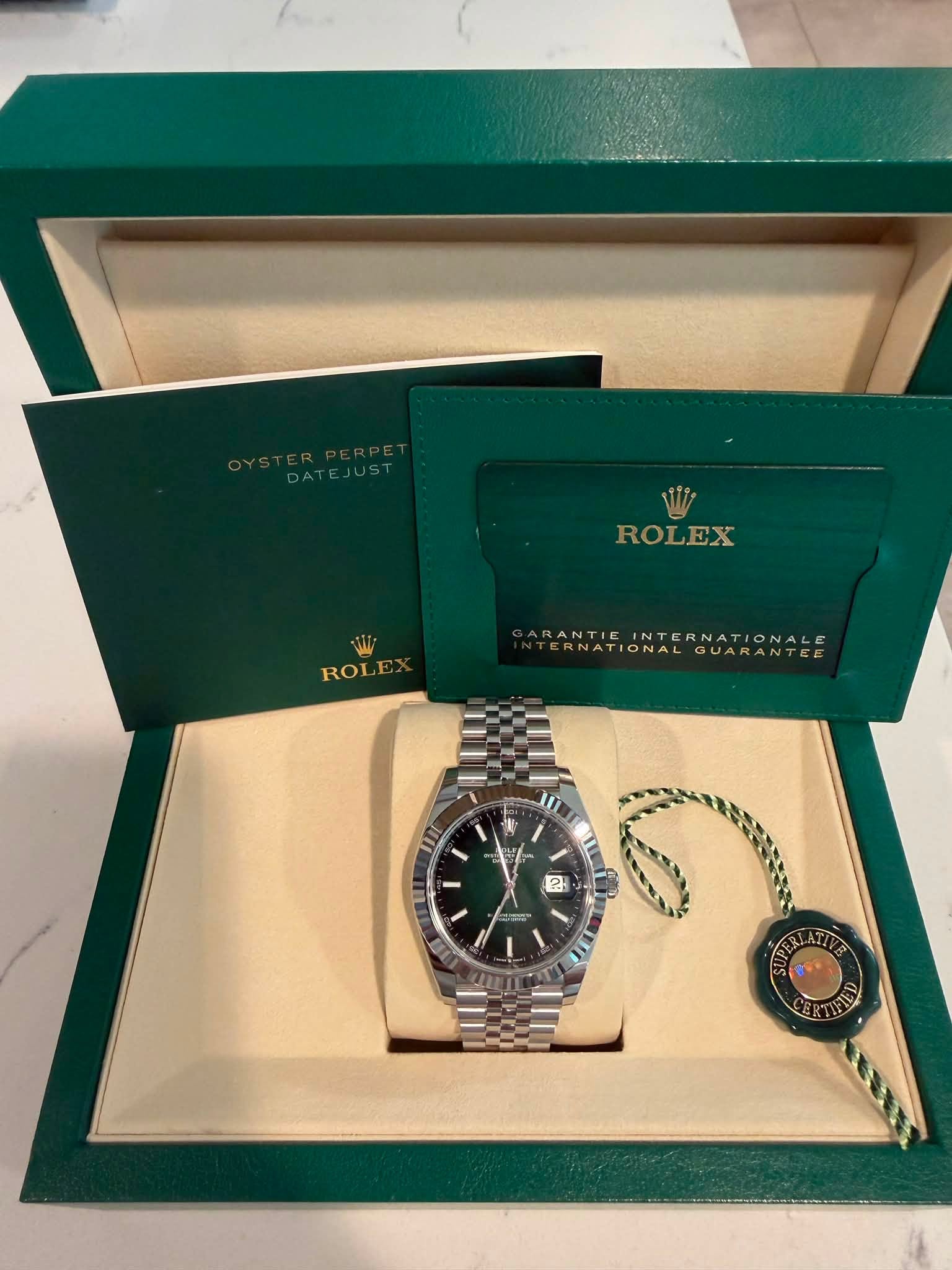 May be an image of wrist watch and text that says 'ROLEX ROL ANTIEINTERNATIONALE ANTIE INTERNATIONALE NATIONAL ERNATIONALGUARANTEE GUARANTE 2 0밥 日 TIVE'