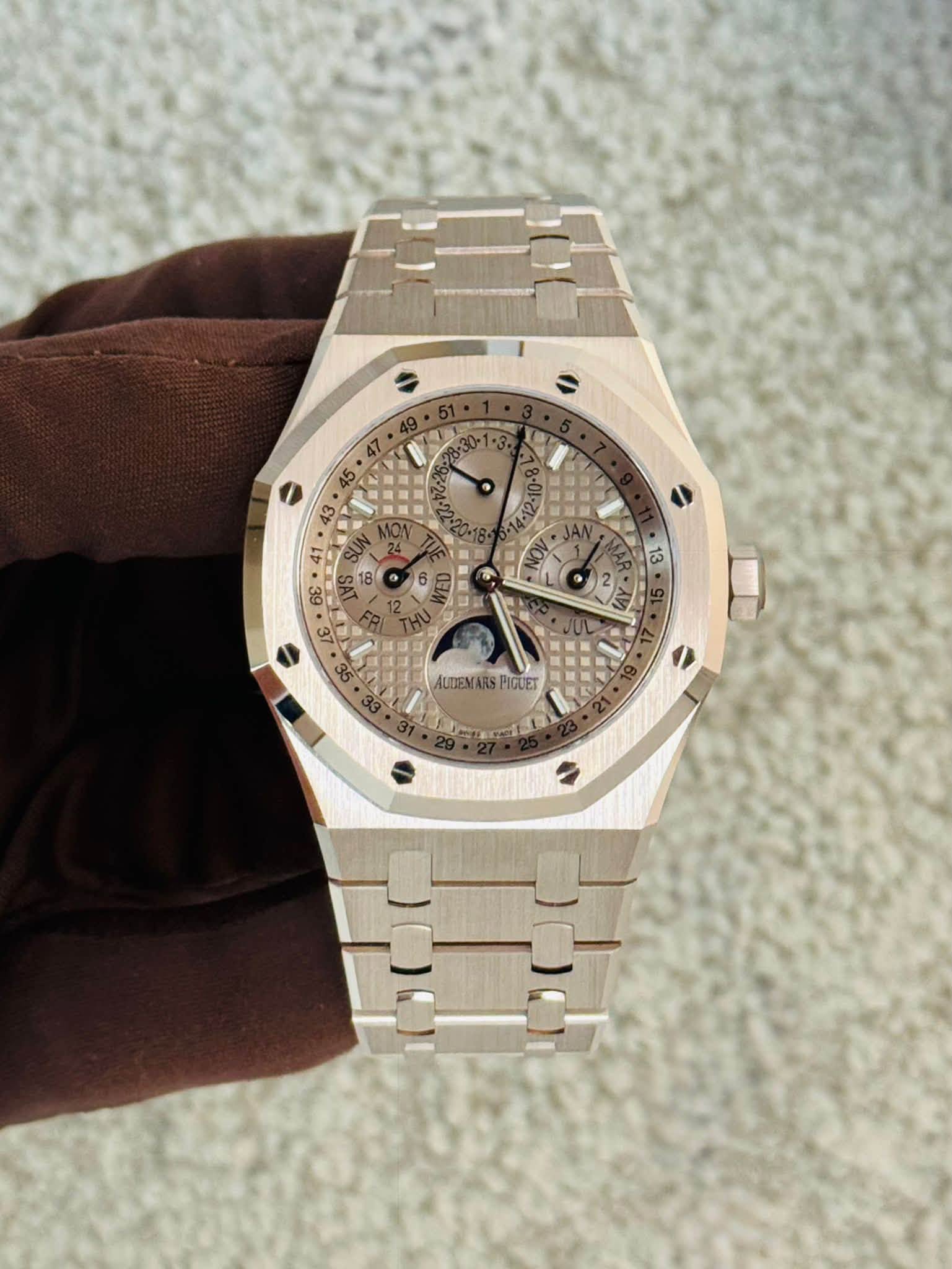 May be an image of wrist watch and text that says ' LE THU の 하 36 ॐ? AUDEMARS PIGUET'