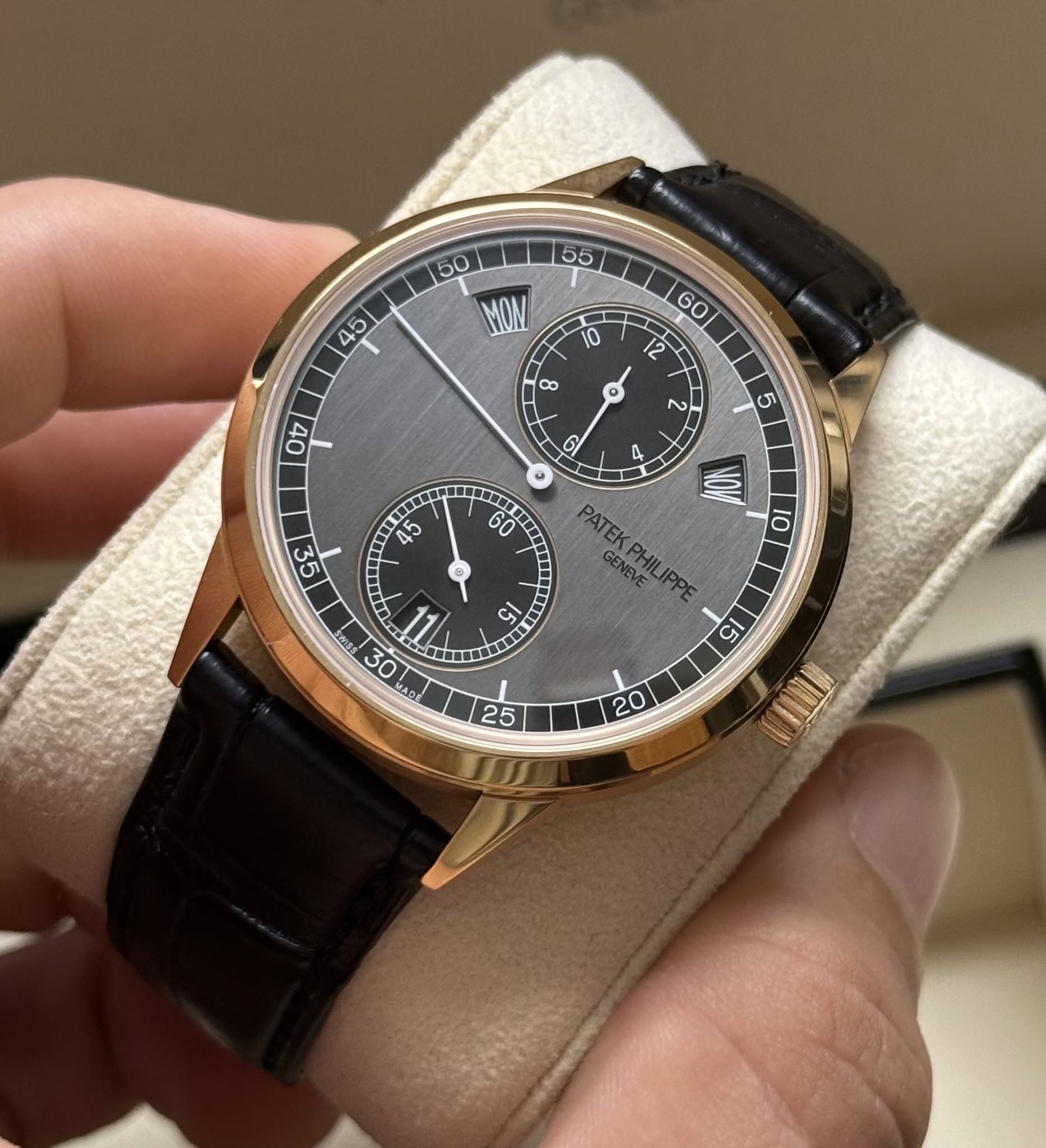 May be an image of wrist watch and text that says '55 50 MOM O 8 ot م G 5 4 45 9E 60 O NOW 10 PATE ILIPPE Cl 15 00 SUV 9리 20 15 I'