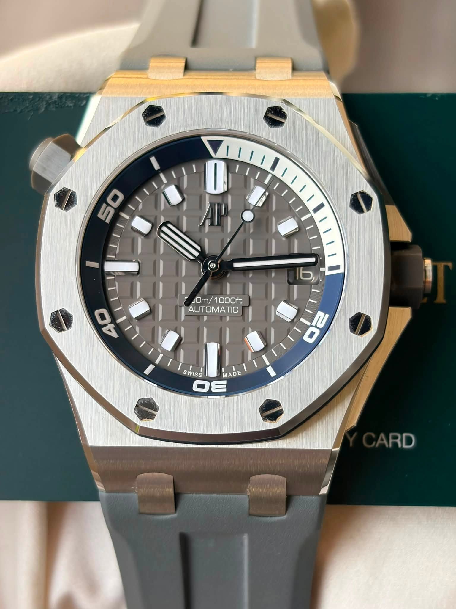 May be an image of wrist watch and text that says '50 5 D Om/1000ft J0m/ 1O0Oft AUTOMATIC 10 40 O 20 SWISS MADE DE RD'