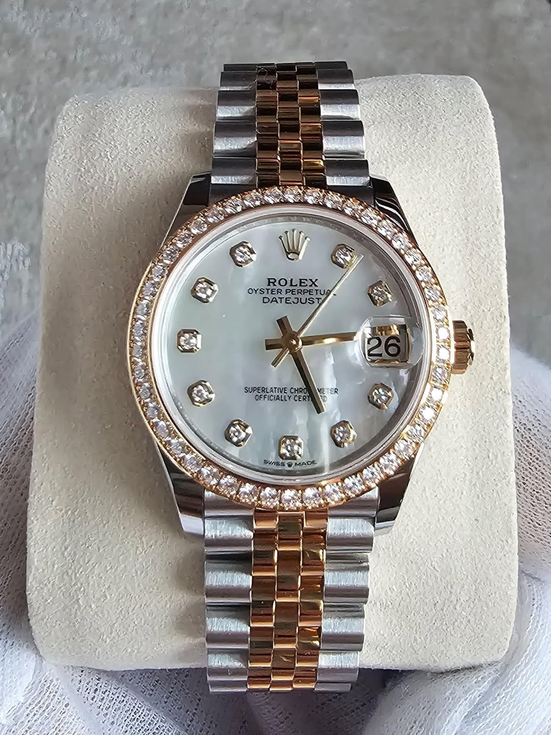 May be an image of wrist watch and text that says 'W ROLEX ROL EX OYSTER PERPETU DATEJUST ETUD DAT ATEJUS ឆ្ធិ I SUPERLATIVE SUPERLATECEOTER SUPERI LATIVE TIVE CHRO N ER…