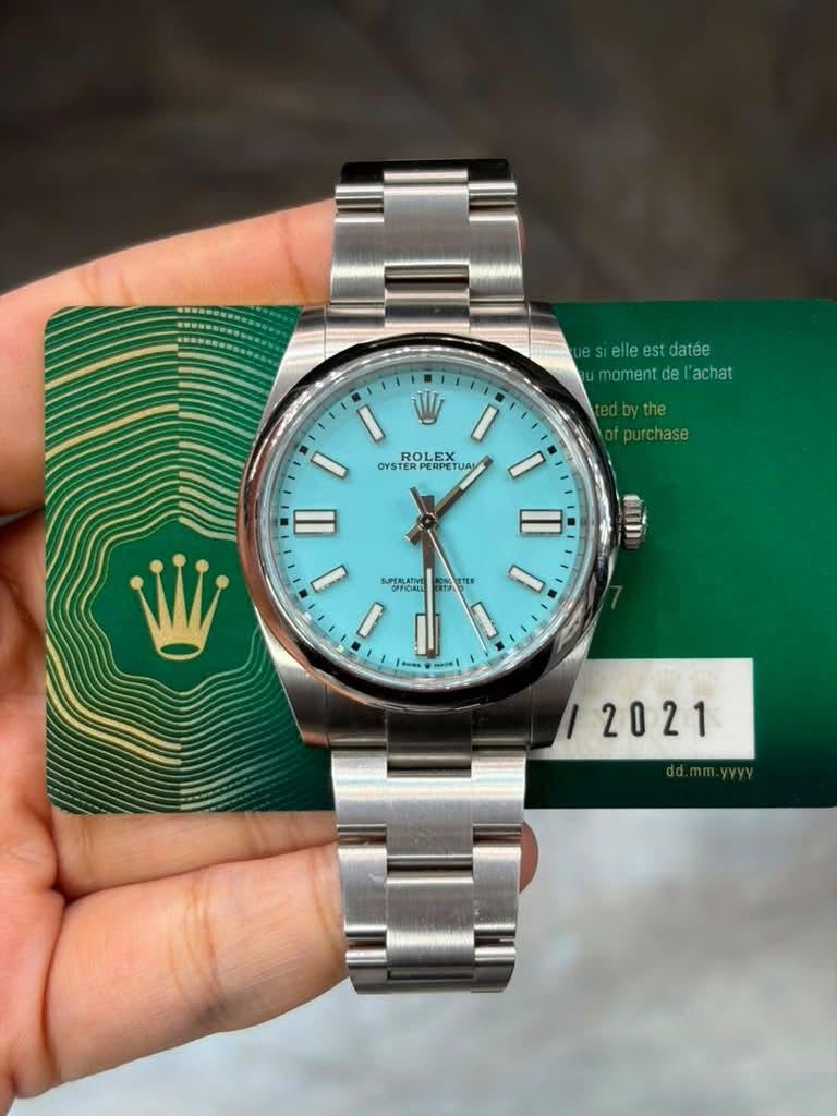 May be an image of wrist watch and text that says 'esielleestdatée el est datée elle momentd momentel'achat de achat I V ROLEX OYSTERPEI YSTERPERPETU OYSBOLECTUAN PERPET bythe…