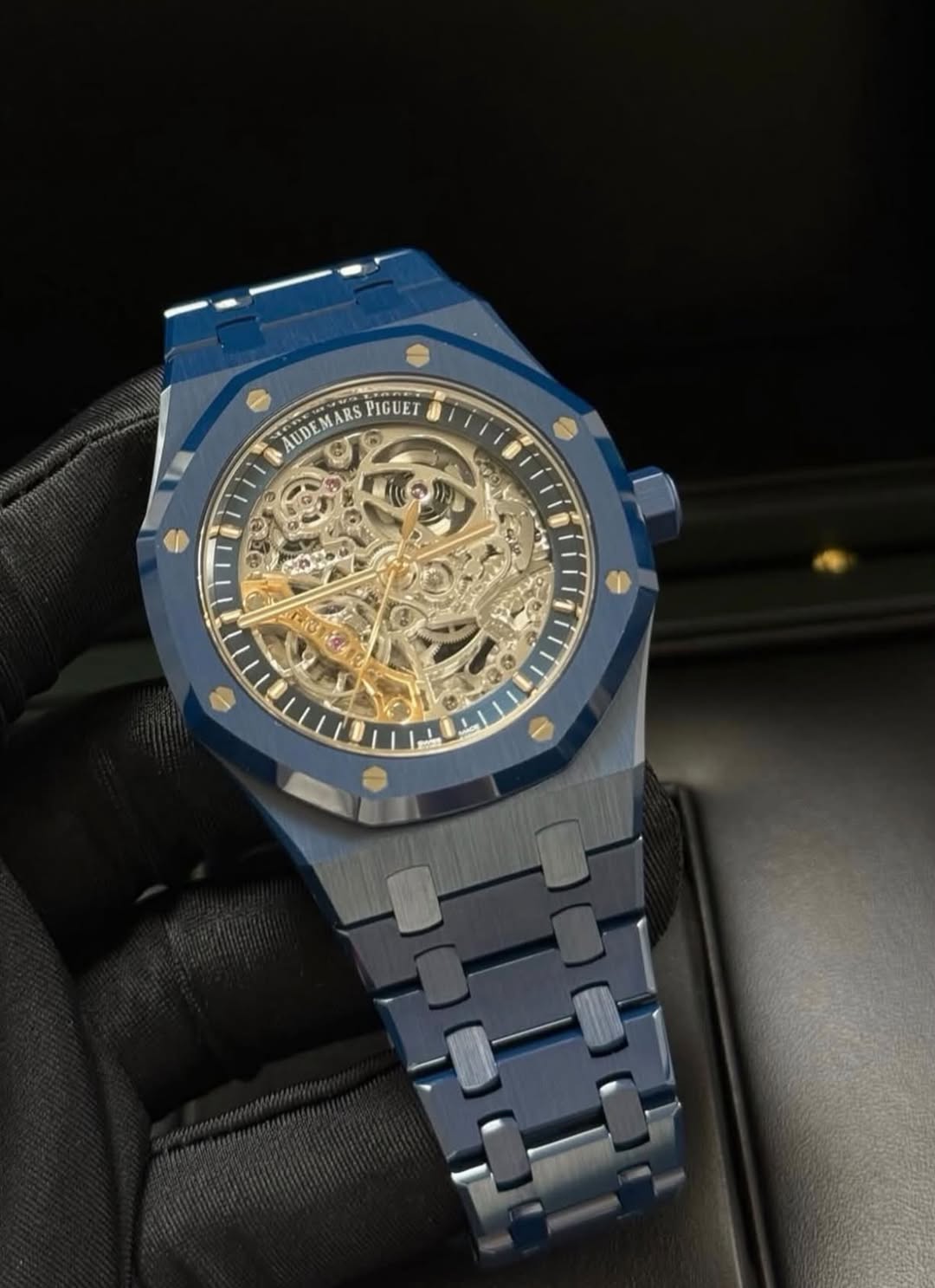 May be an image of wrist watch and text that says 'AUDEMAR AUDEMARSPIGUE LARS RS PIGUET AUDEM ርፓ 0 هریی a기 2040 රුුබ P 9'