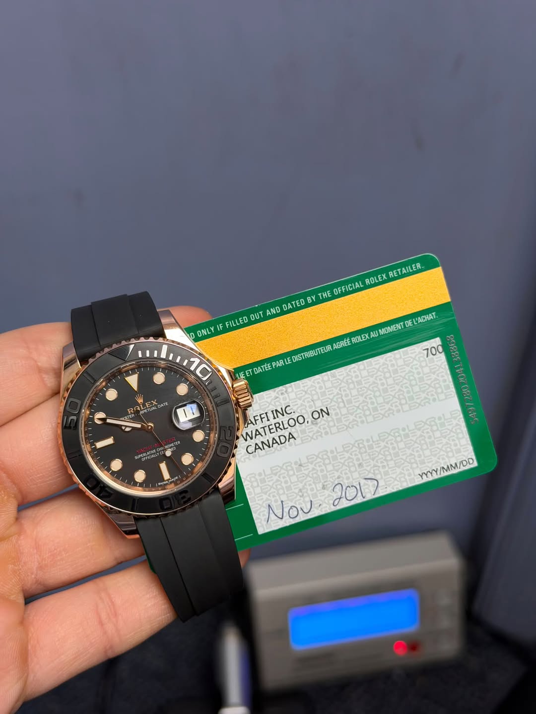 May be an image of wrist watch and text that says 'ONLY 1 FF FILLED OUT AND DATED BY THE OFFICIAL ROLEX RETAILER AGRÉÉ ROLEX AU MOMENT DE 'ACHAT. STRIBUTEU PARL LIEE 10 caχ 700 R ٢…
