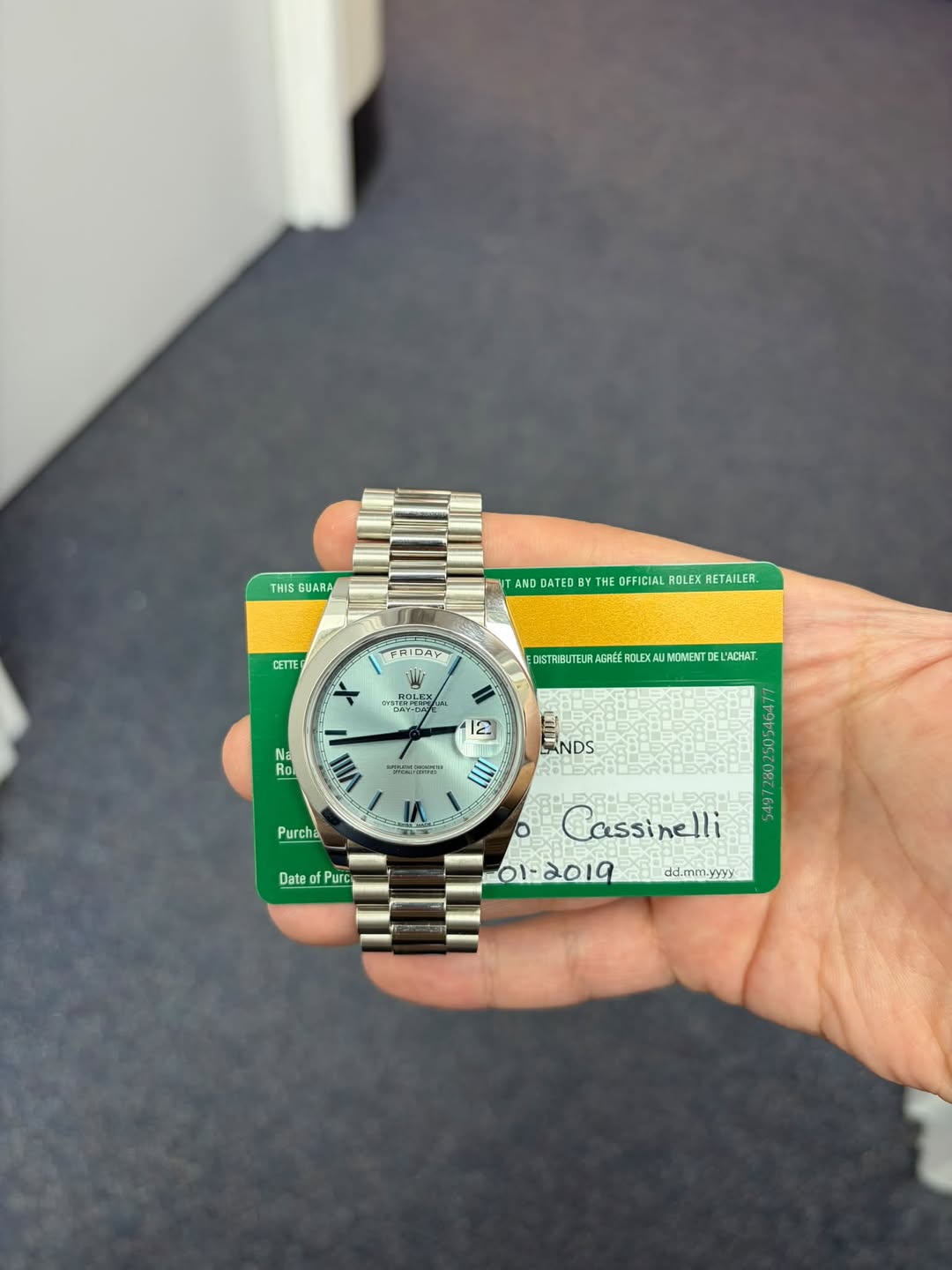 May be an image of wrist watch and text that says 'THIS GUARA AND DATED THE TANDATODWTWE.FCALILEETA HE DFFICIAL ROLEX ROLEXRETAILEI ETAILER CETTE FF FAICAY ロAヤ + CISTRBUTEUR ADPEE…