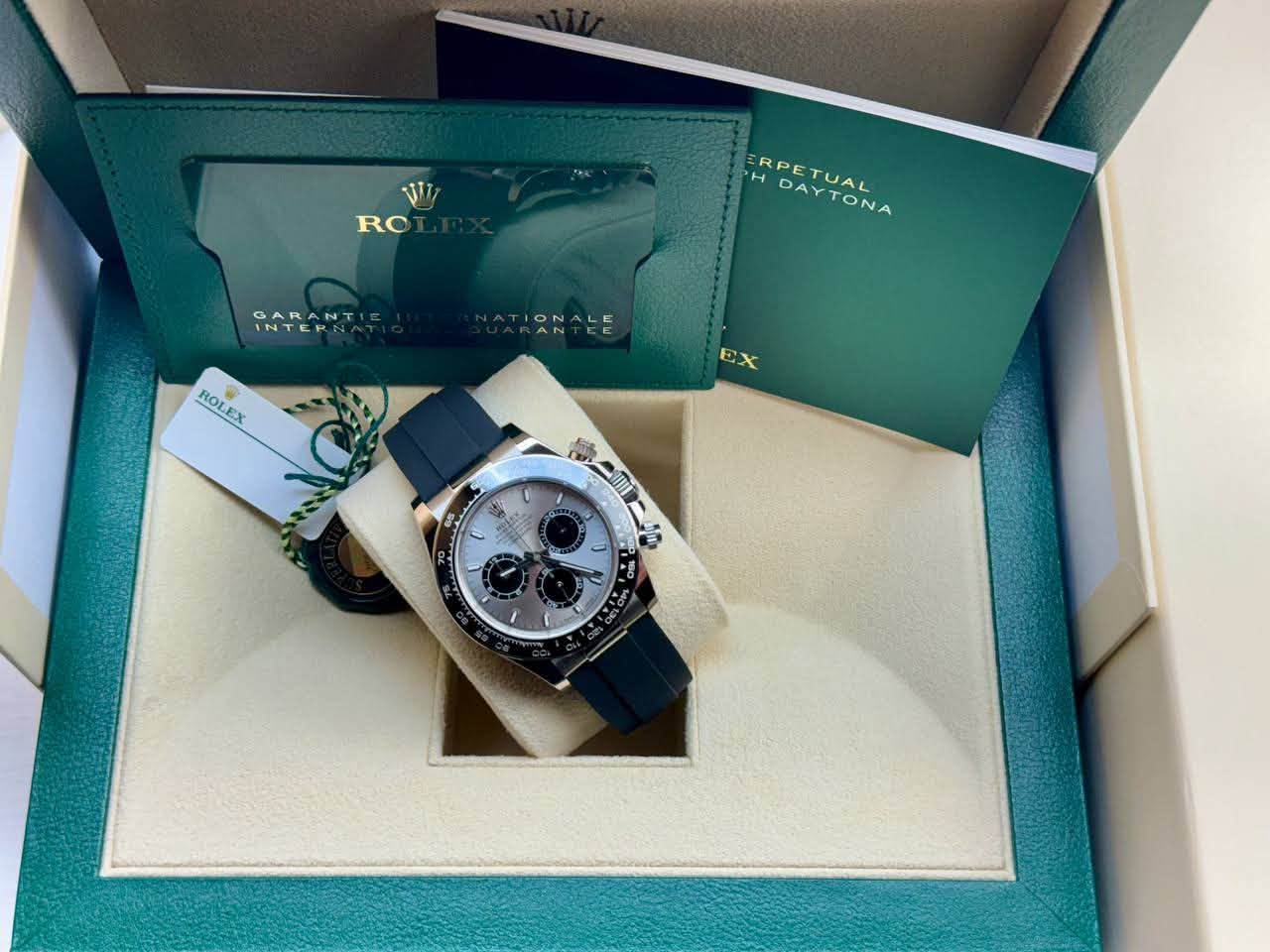 May be an image of wrist watch and text that says 'V RO H HDAYTONA RPETUAL RPETUAL DAYTONA INTERN GARAN AT IONALE ROLEX EX'