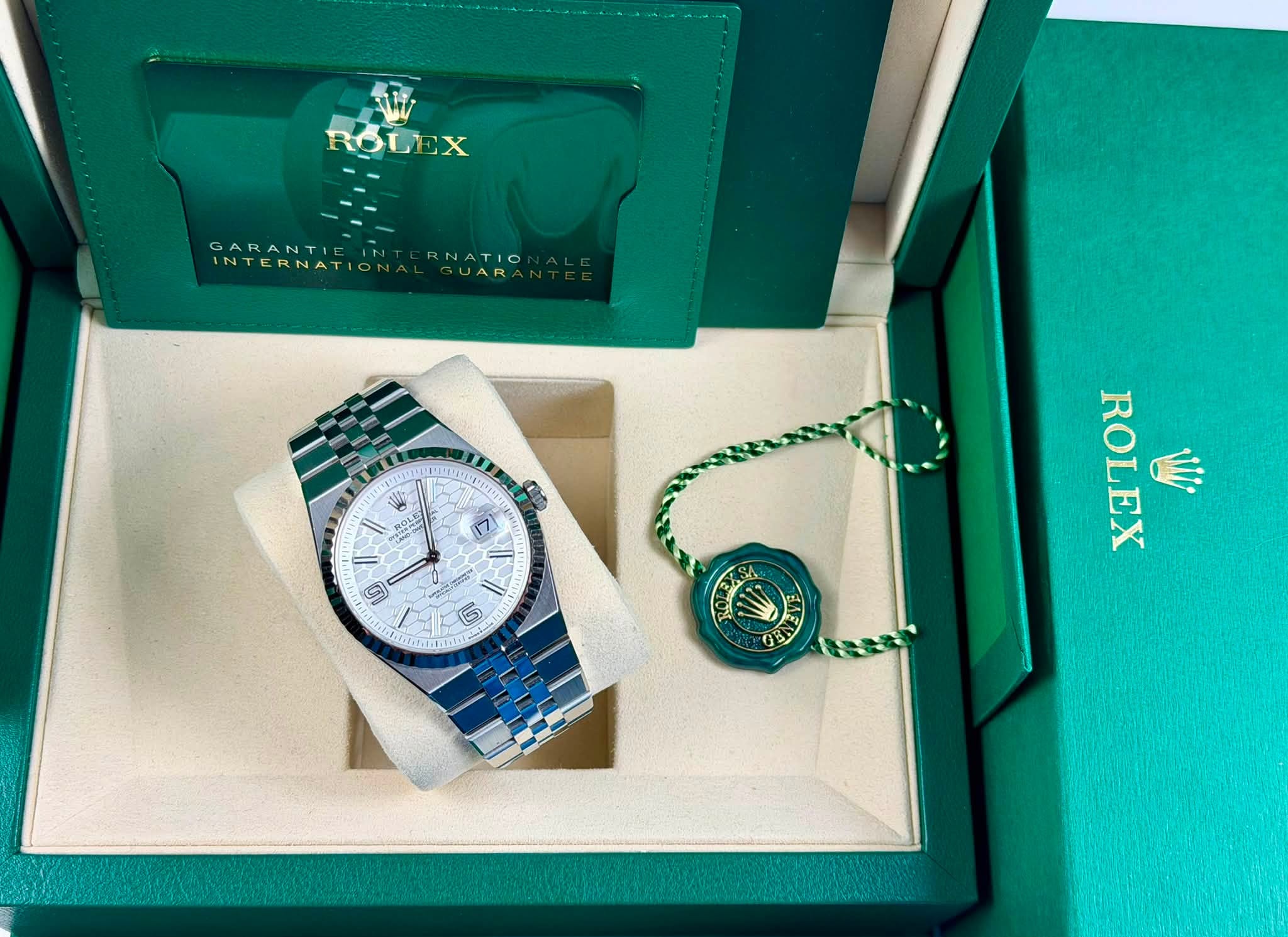May be an image of wrist watch and text that says 'ROLEX X INTERNAT GARANTI INTERNAT NATIO AИHИ! गा ROLE ٨ n L6 ኢ ROLEX Wj'