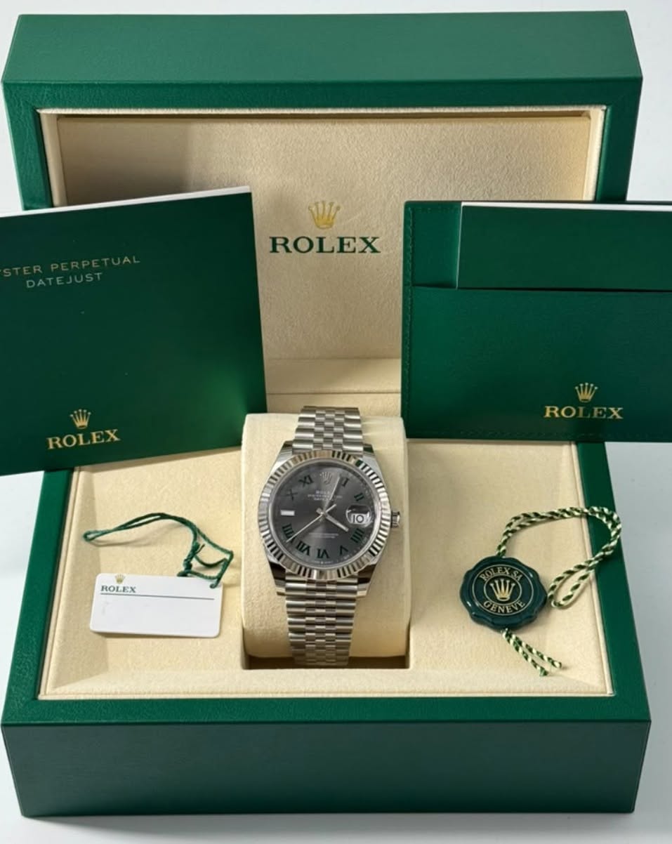 May be an image of wrist watch and text that says 'W ROLEX ROL ROLEX RO mIII I 7 uUIIR 0 ROLEX ROL'