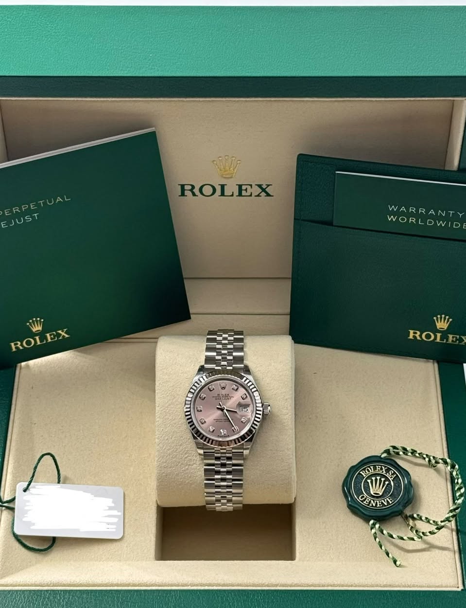 May be an image of wrist watch and text that says 'ERPETUAL UAL JUST ROLEX WARRANTY WORLDWID ROLEX WI ROLE C W ا 2 IIE មុ L A 0 파산 ET 부 ٧ C ى L ل 1 ج G 1 1 12 a ROI E EX S W…