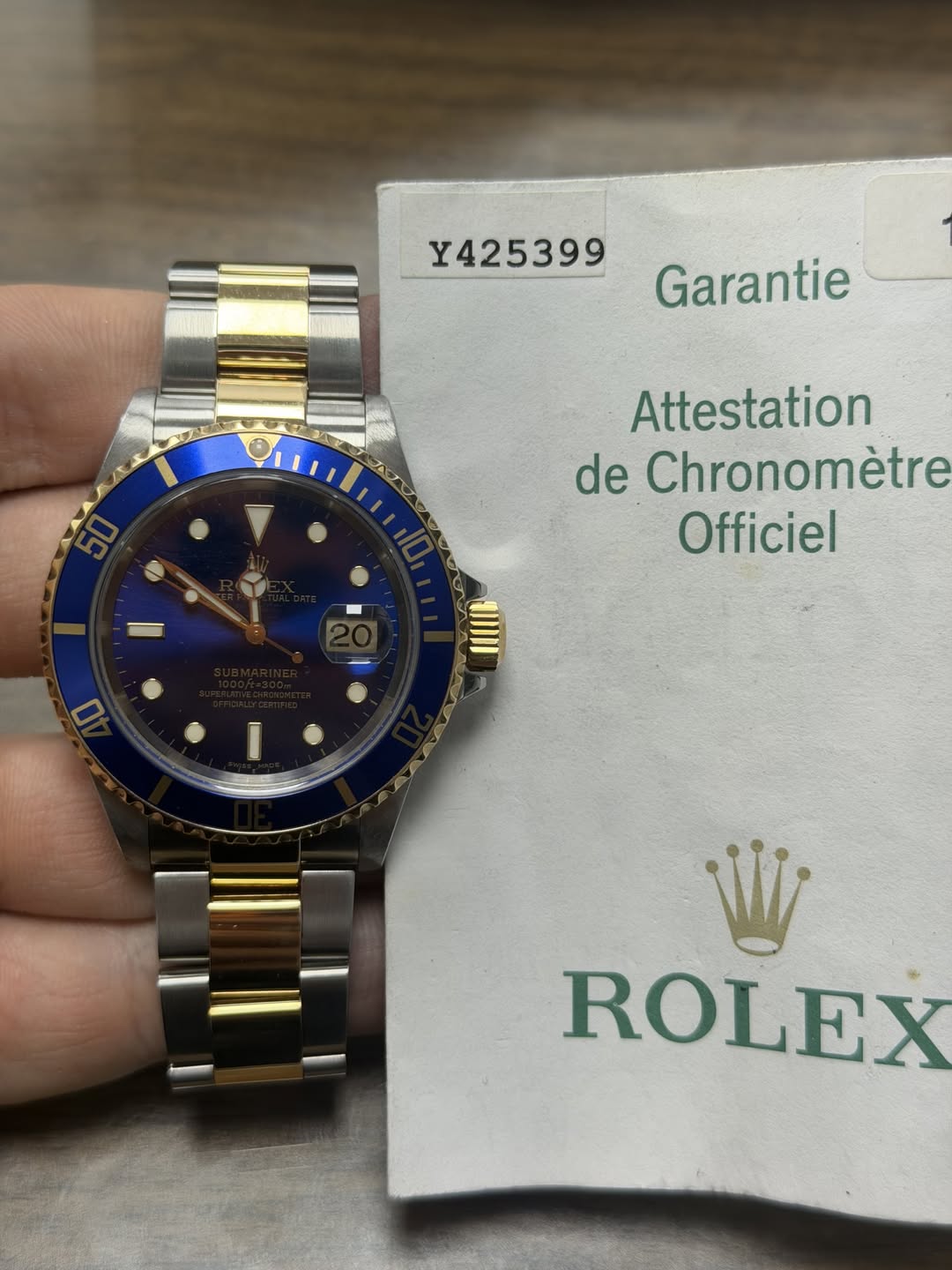 May be an image of wrist watch and text that says 'Y425399 Garantie Attestation de Chronomètre Officiel ROLEX'
