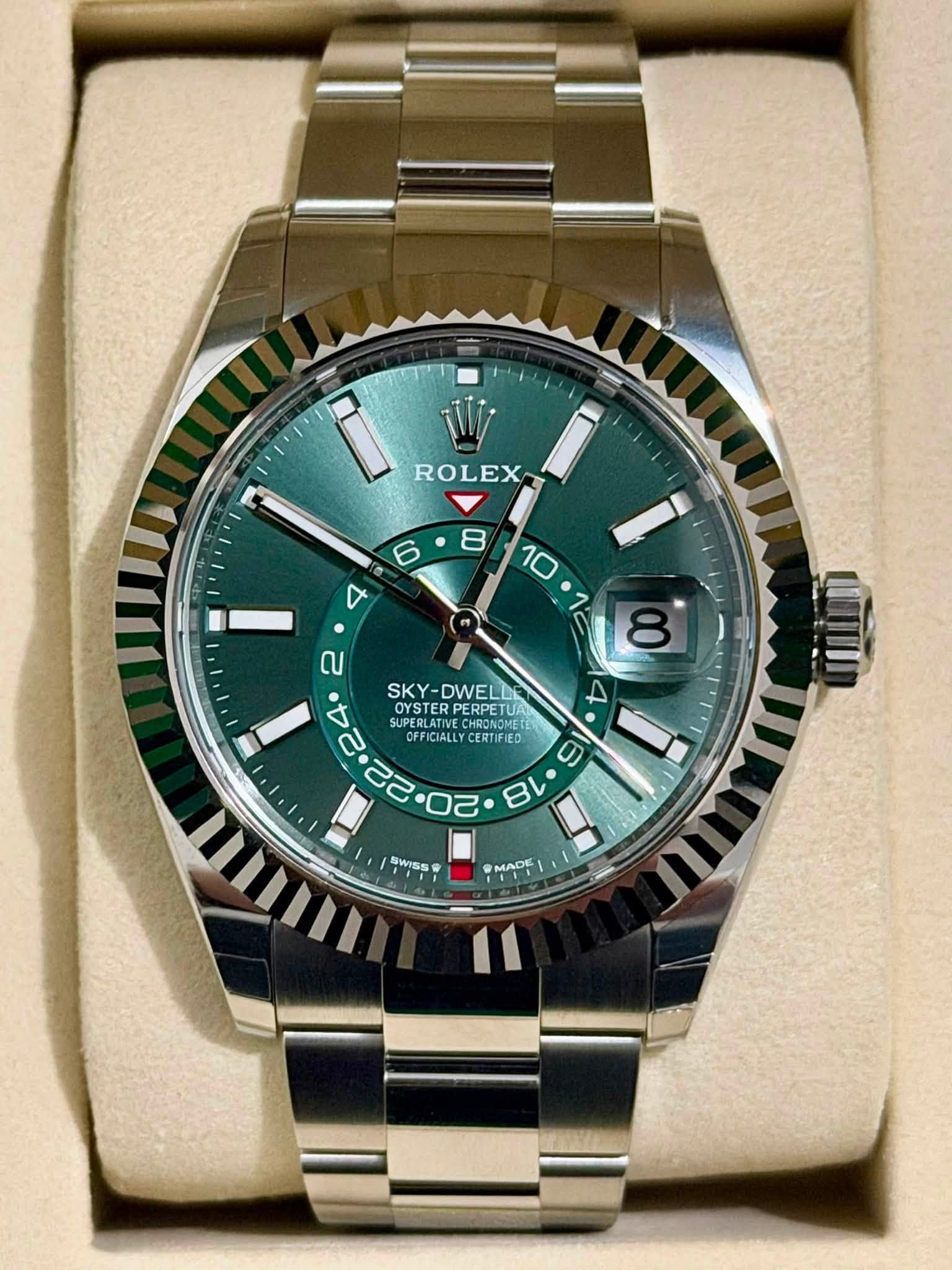 May be an image of wrist watch and text that says 'i ROLEX 6 4 8 10 IIA 8 ณ A SKY-DWELİ SKY OYSTERPERPETUA NE OYSTE SUPERLATI SUDEGEAT OYSTERP PERPET RPETUAI CHRONG ด OFFICIALLY…