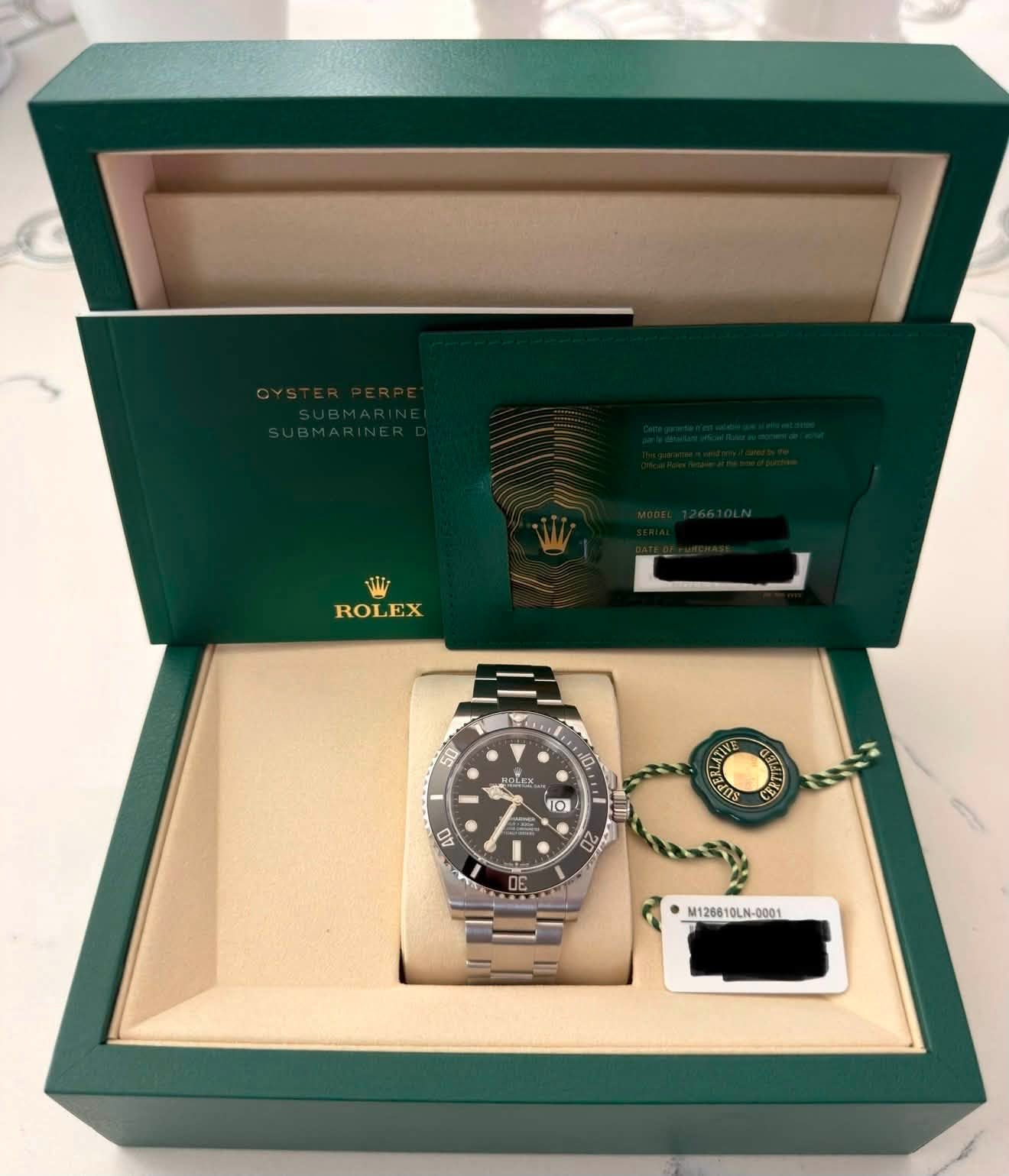 May be an image of wrist watch and text that says 'M ROLEX 们 M126610LN- M12661'