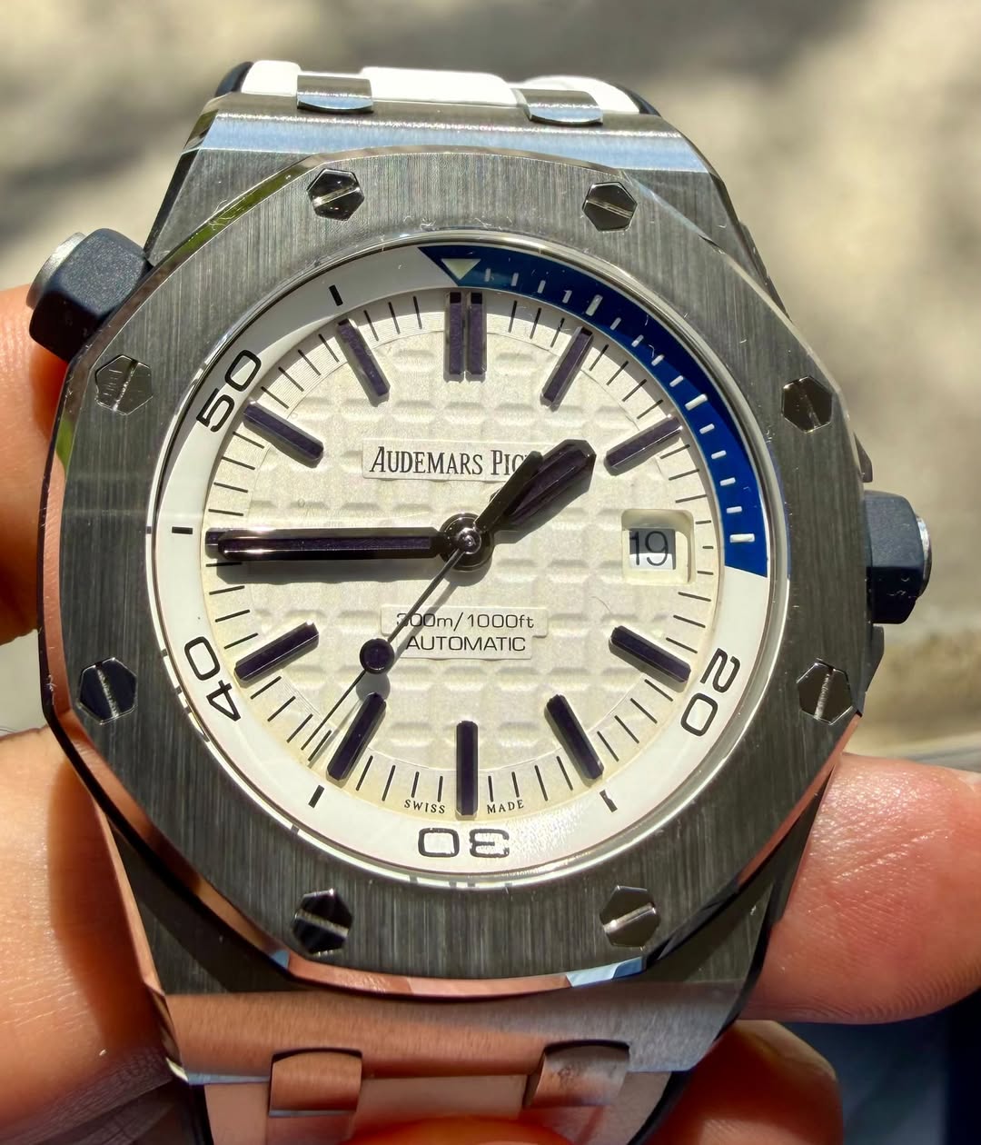 May be an image of wrist watch and text that says 'AUDEMARS PIO N 00m/1000ft 1000ft AUTOMATIC 0D 0 22 N MIg س 0E ( Wiss ADE AD'