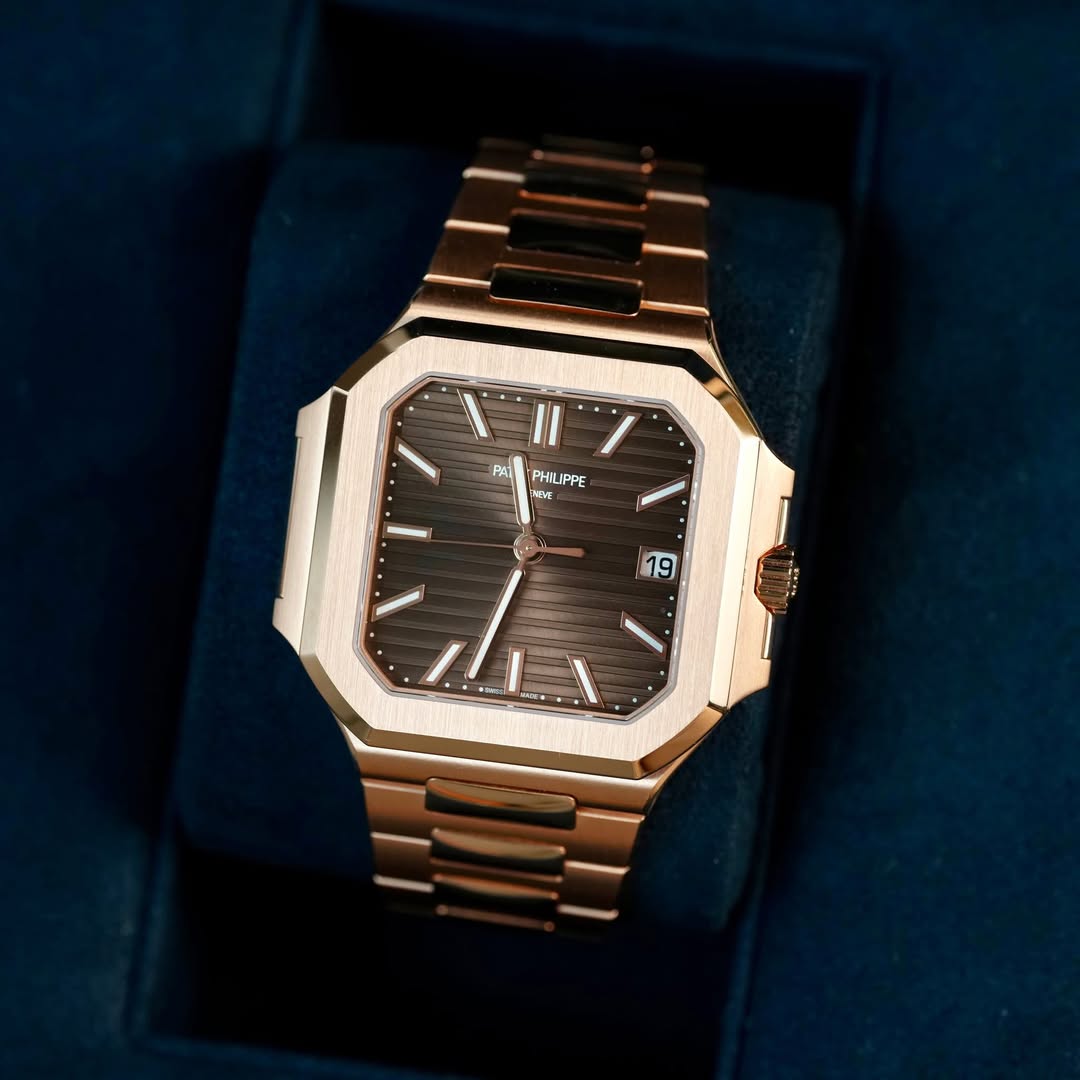 May be an image of wrist watch and text that says 'PA1 PHNLIPPE Pp NE EN 19 /'
