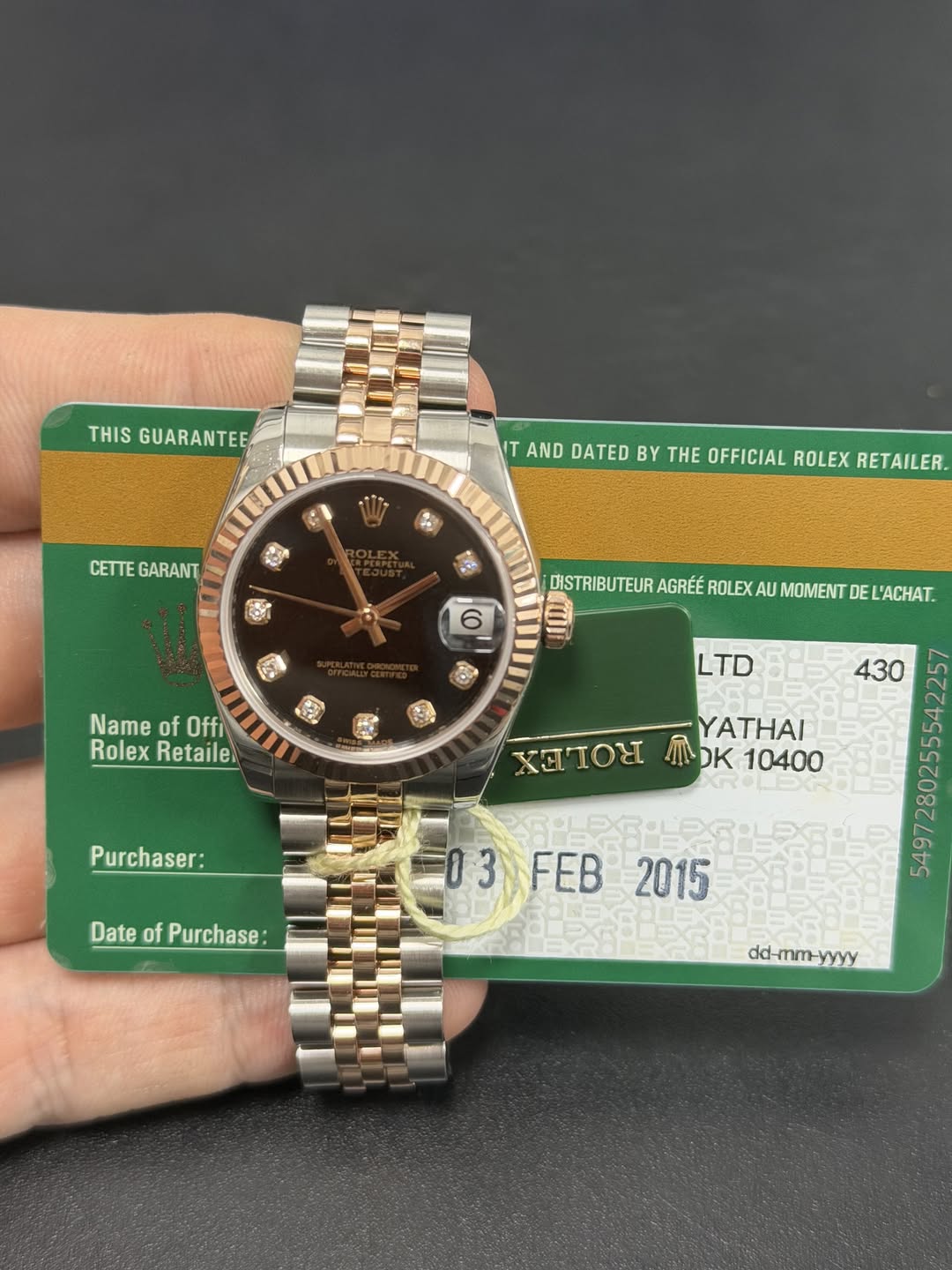 May be an image of wrist watch and text that says 'THIS GUARANTEE IT AND DATED BY THE OFFICIAL ROLEX RETAILER. CETTE GARANT DISTRIBUTEUR AGRÉÉ ROLEX AU MOMENT DE L'ACHAT. m Name of…