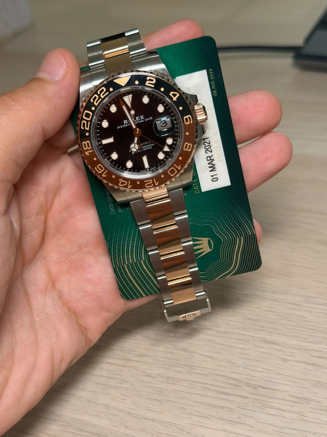 May be an image of digital watch and text that says '2 R EX .20.22 R MAR 01 후남스 12'