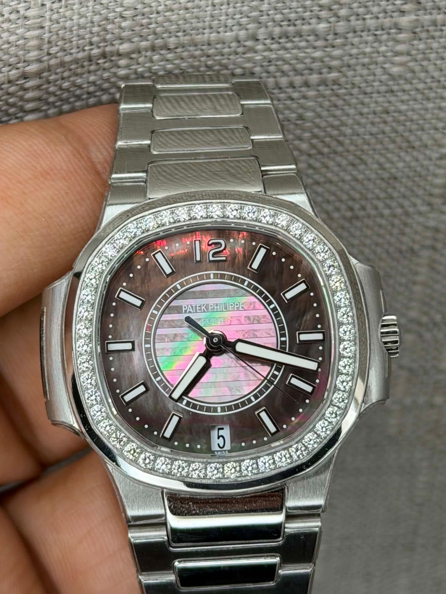 May be an image of wrist watch and text that says 'A D 12 2 I D I PATE PATEKPHILIPPE EK PHILIPPE 家座 I יםתתנט I I' 5'