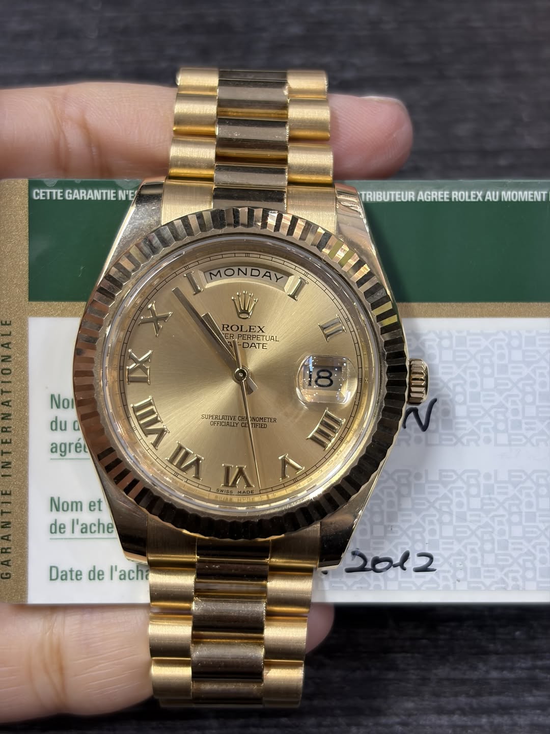 May be an image of wrist watch and text that says 'CETTEGARANTIEN'E CETTE GARANTIE N'E TRIBUTEURAGREEROLEXAUMOMEN TRIBUTEUR AGREE ROLEX AU MOMENT IMONDAY I MONDAY ROLEX EX…