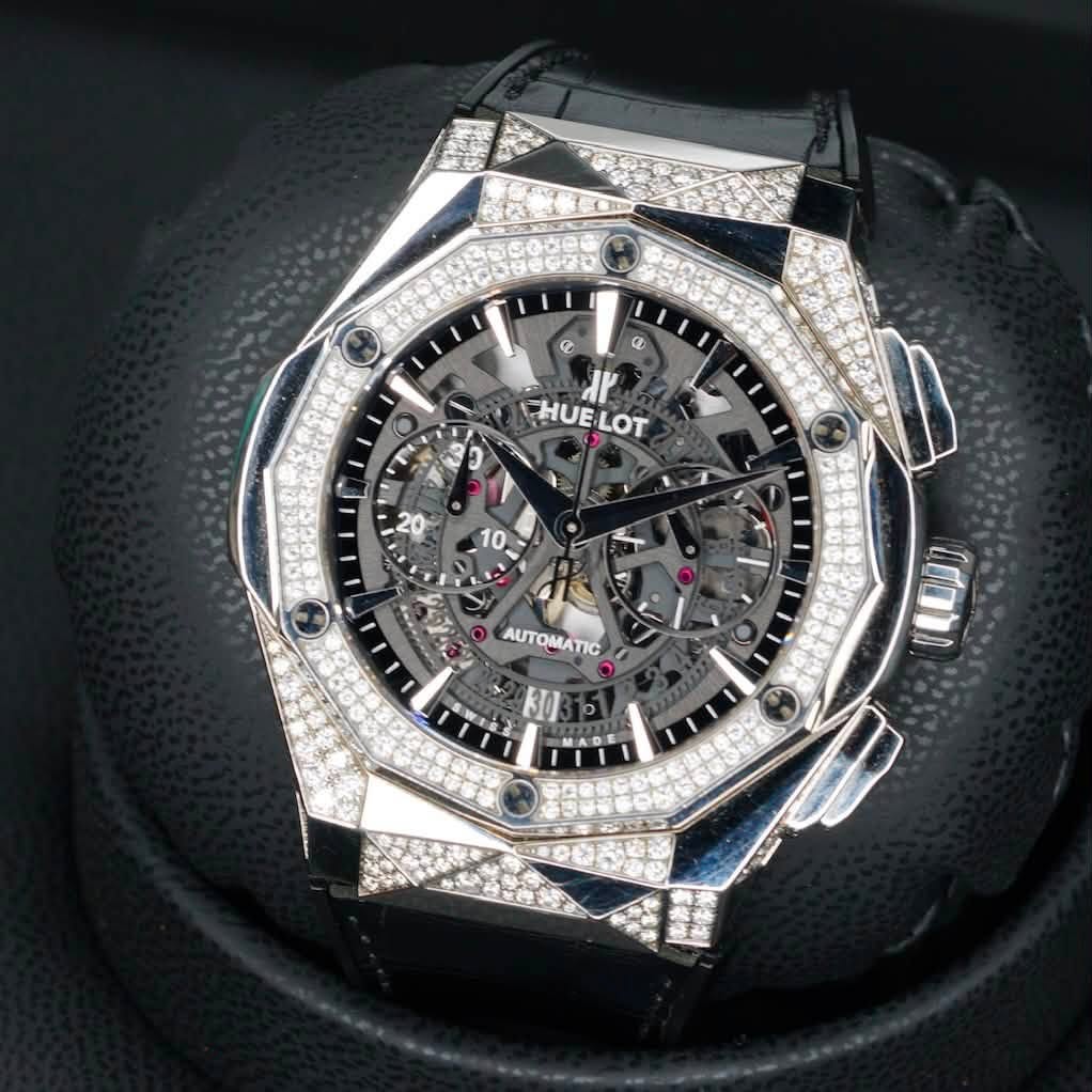 May be an image of wrist watch and text that says 'H e אג CHUE HUELOT D 0 20 10 AUTOMATIC OD 100ോമ 30 MATE AO'