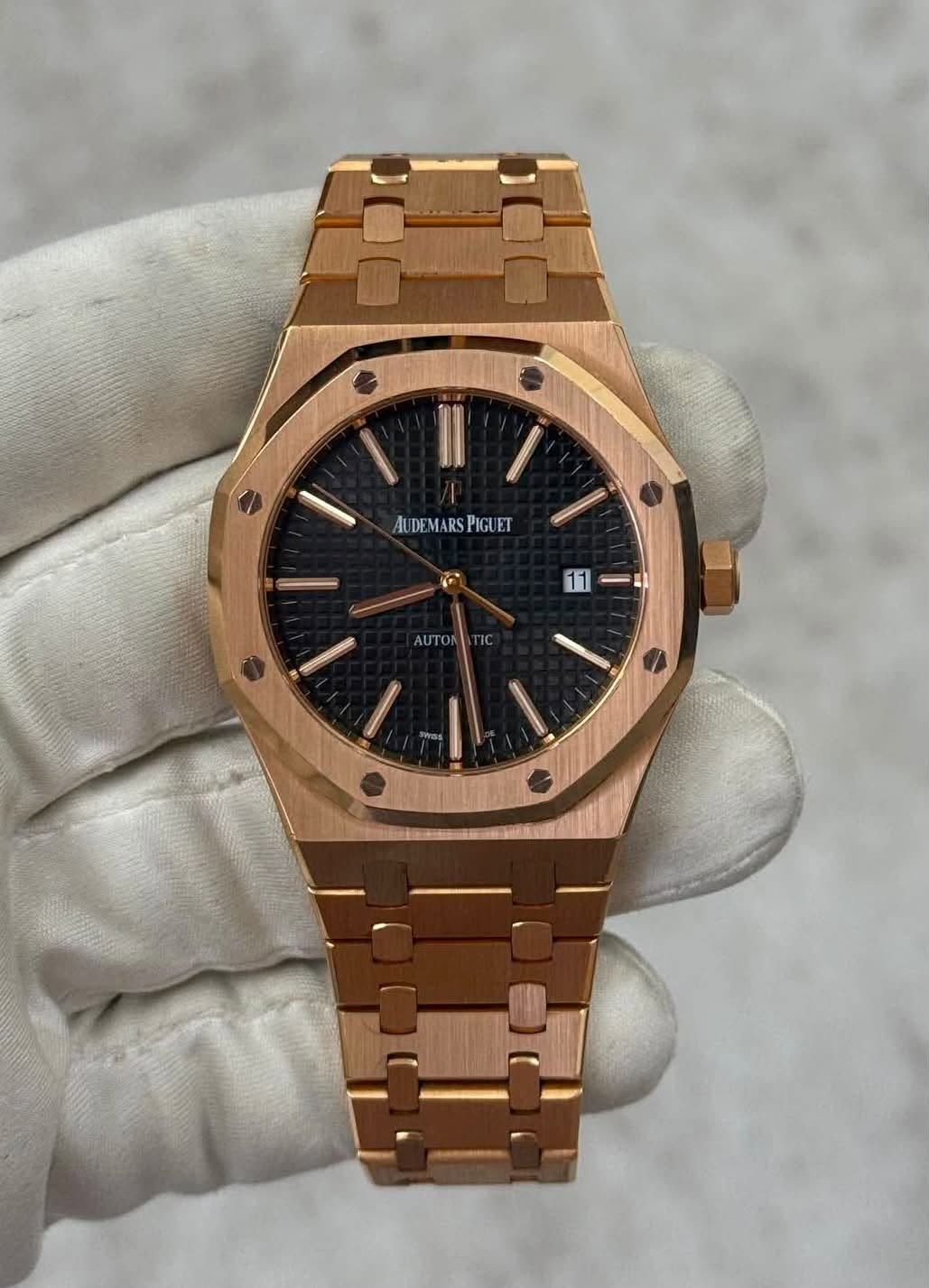May be an image of wrist watch and text that says 'AUDEMARSPIGUET PIGUET 11 AUT'