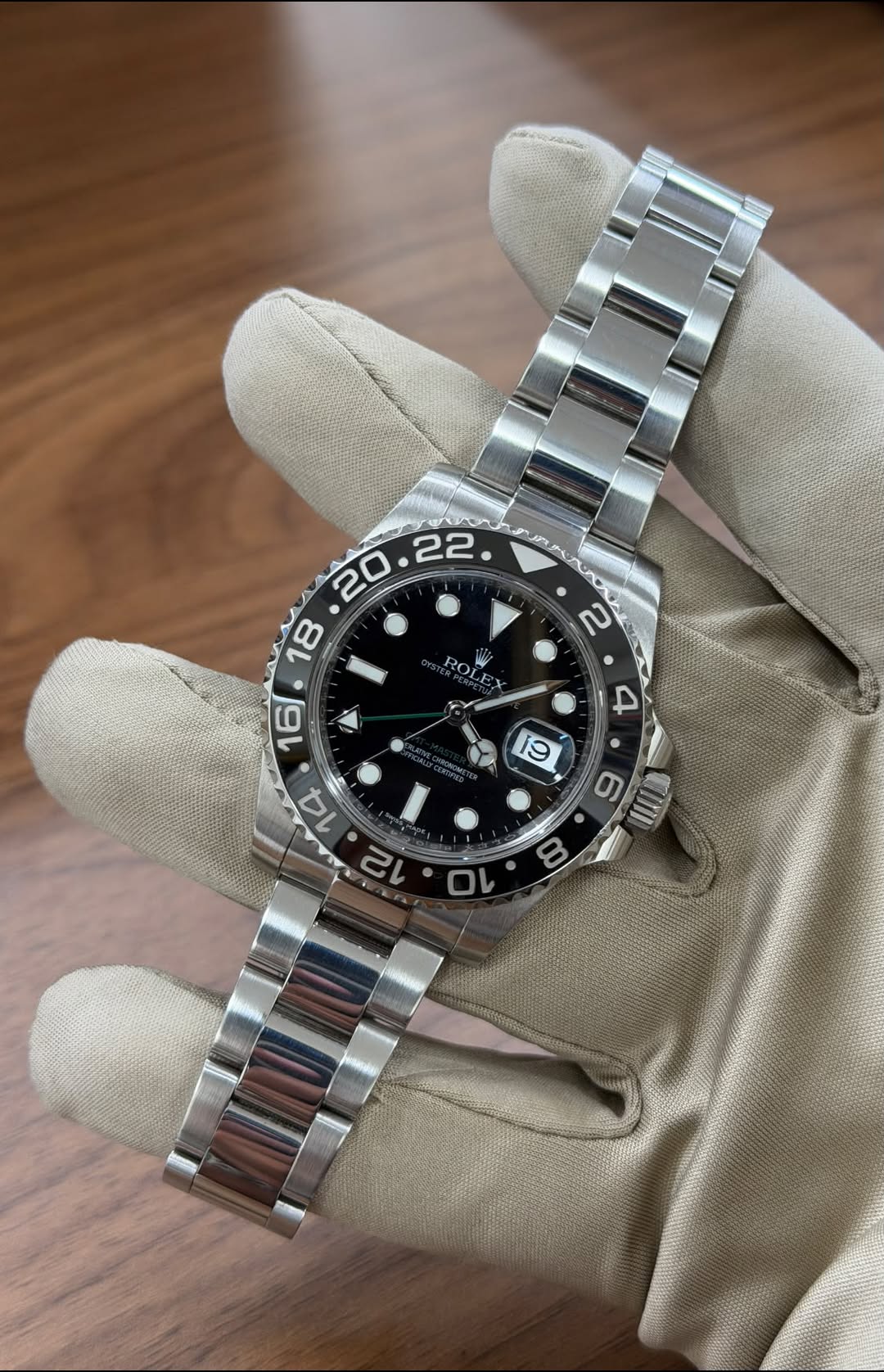 May be an image of wrist watch and text that says '2 RO တ 16/ 14 12 4 ۲ 19 و 10 10'