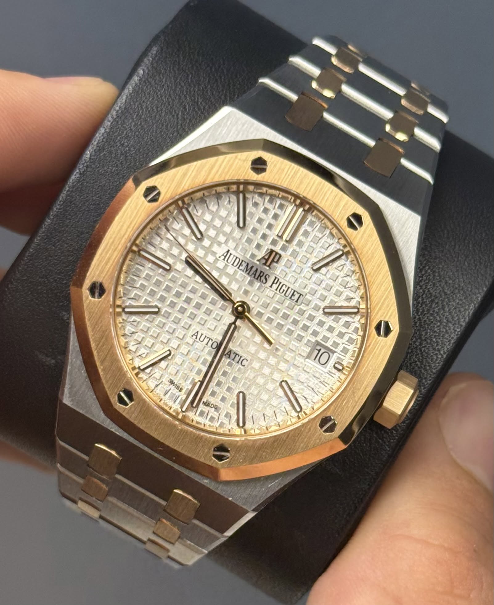May be an image of wrist watch and text that says 'AUDEMARSPIGUET PIGUET AUDEMARS מ AUTO ATIC شال MSS - O I I'