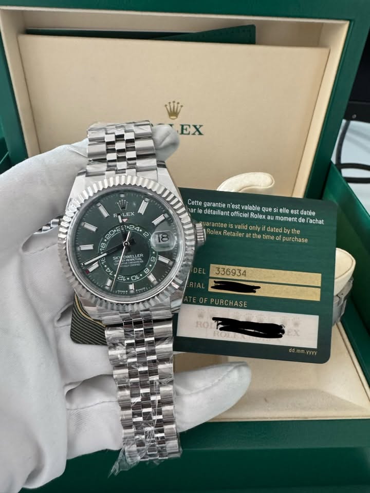 May be an image of wrist watch and text that says 'EX LEX 20 .24. อ 00 18 18 Cette garantie n'est valable que SI elle est datée warlelltee ar détaillant officiel Rolex moment…