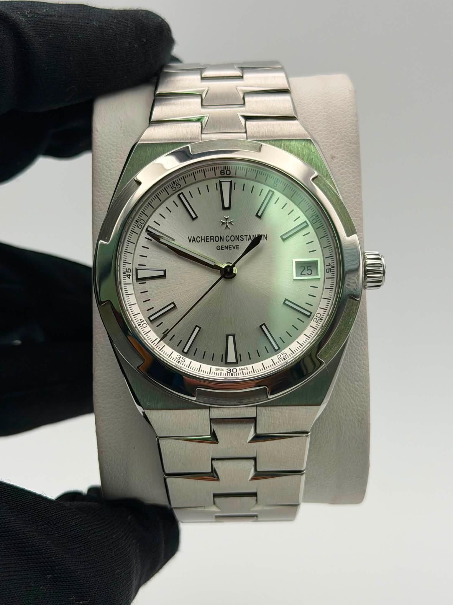 May be an image of wrist watch and text that says 'לשועיוש VACHERONCONSTAN CONSTA IN MN VACHERON GENEVE I 25 โรง'