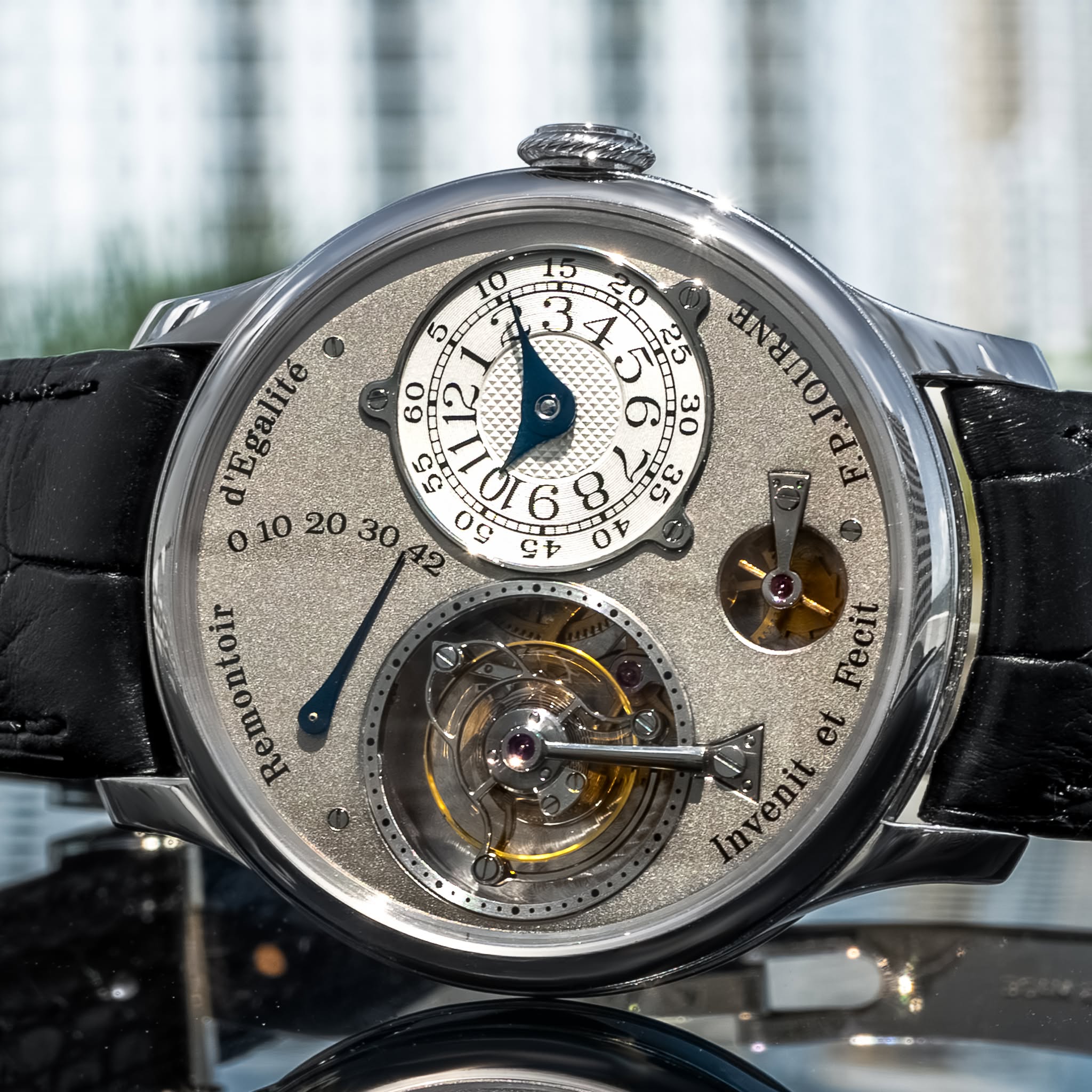 May be an image of wrist watch and text that says '5 60 O C C ca ل ORA ELL تر E 大 L'