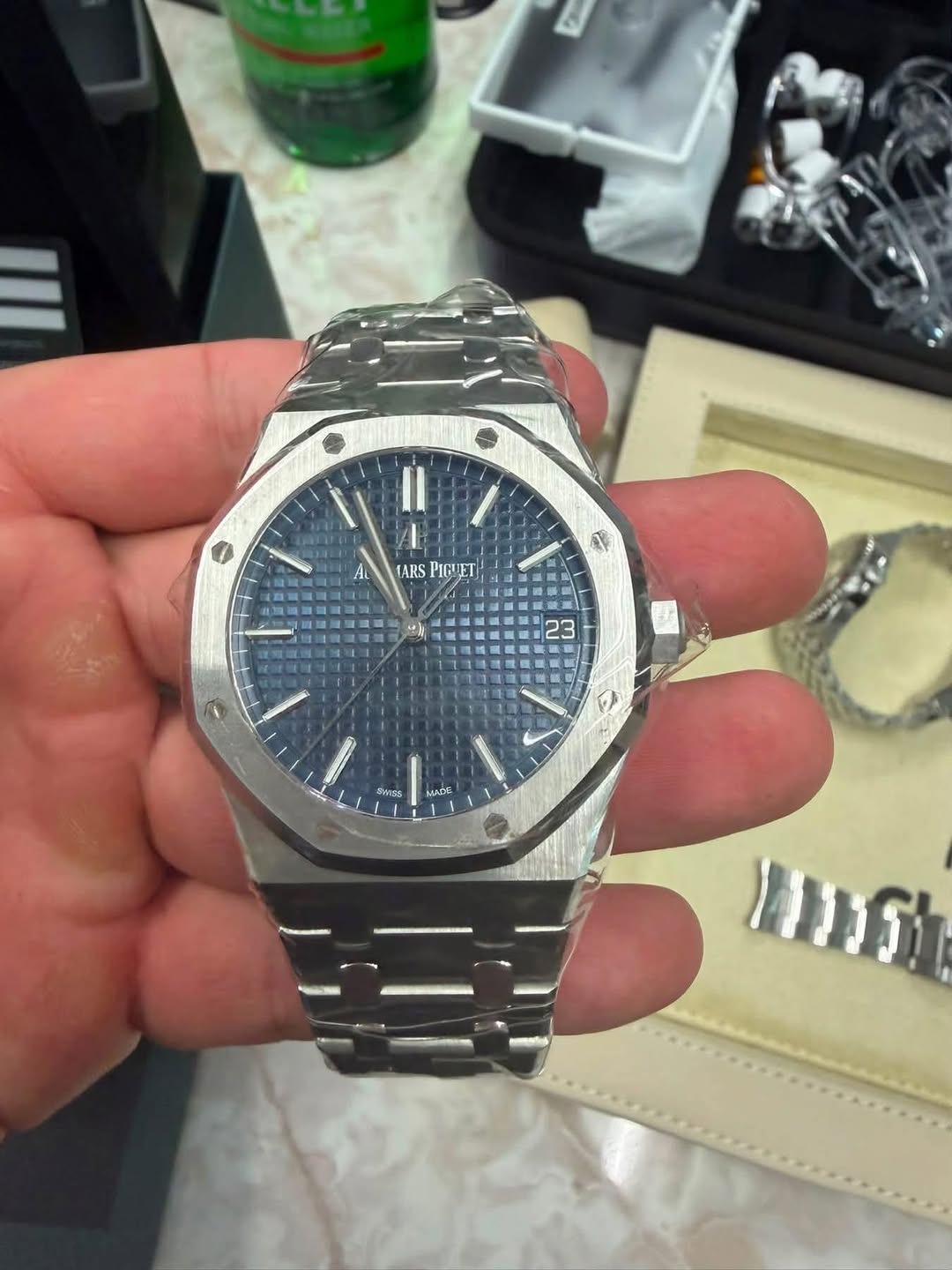 May be an image of wrist watch and text that says 'II ÁL TARS PIGUET 23 SMOgS בלהשמ ររ'