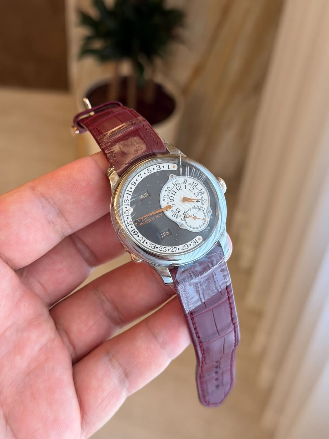 May be an image of wrist watch and text that says '5.3• 7 9 MON FO 26 ت 정 E kinds laverdo venilel Fecit 61 .6 JUN •23° .'