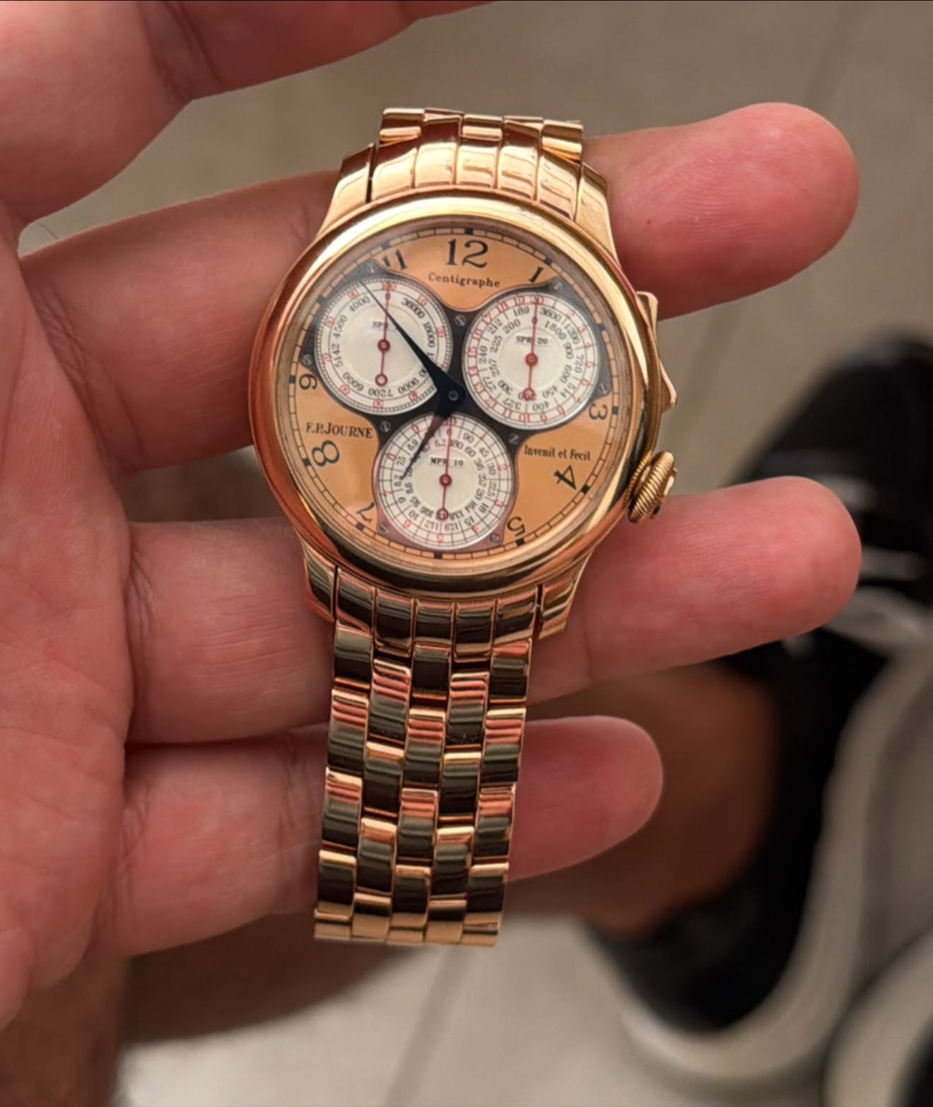 May be an image of wrist watch and text that says '! 12 Centigraphe 4000 XXXD 189 0 180k 9 ဝ ที 0 에간소 L F.PJou RNE ထ 原二 小 ರ laveail Froil ぎ N ဟ H'