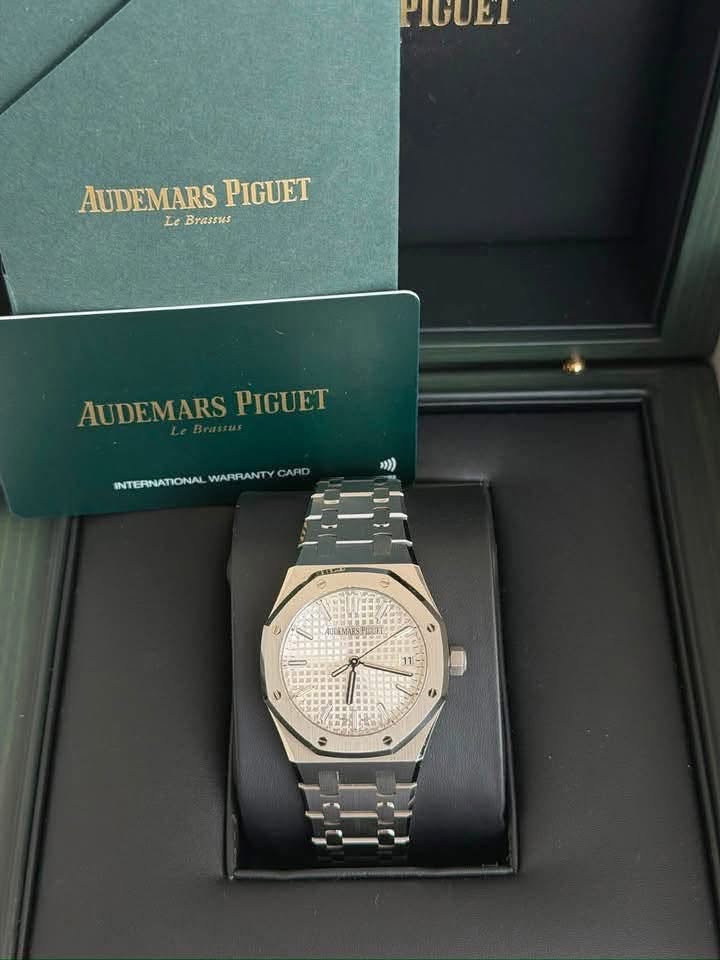 May be an image of wrist watch and text that says 'IGUET AUDEMARS PIGUET LeBrassus Le Brassus AUDEMARS AUDEMARSPIGUET PIGUET INTERNATIONAL INITERNUATONALWWWWITYCAID WARRANTY CARD 2…