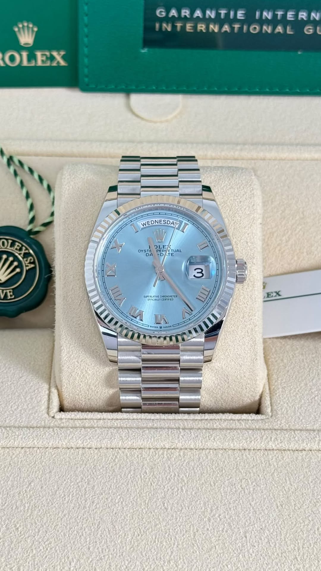 May be an image of wrist watch and text that says 'OLEX GARANTIEINTERN INTERN GARANTIE NTERNATIONAL G OLE: LE OYSTE nepa 用 ”生 LUAL UAL OLEXSA E WEDNESDAY WEDNESDAY I WEDNE X D VIII…