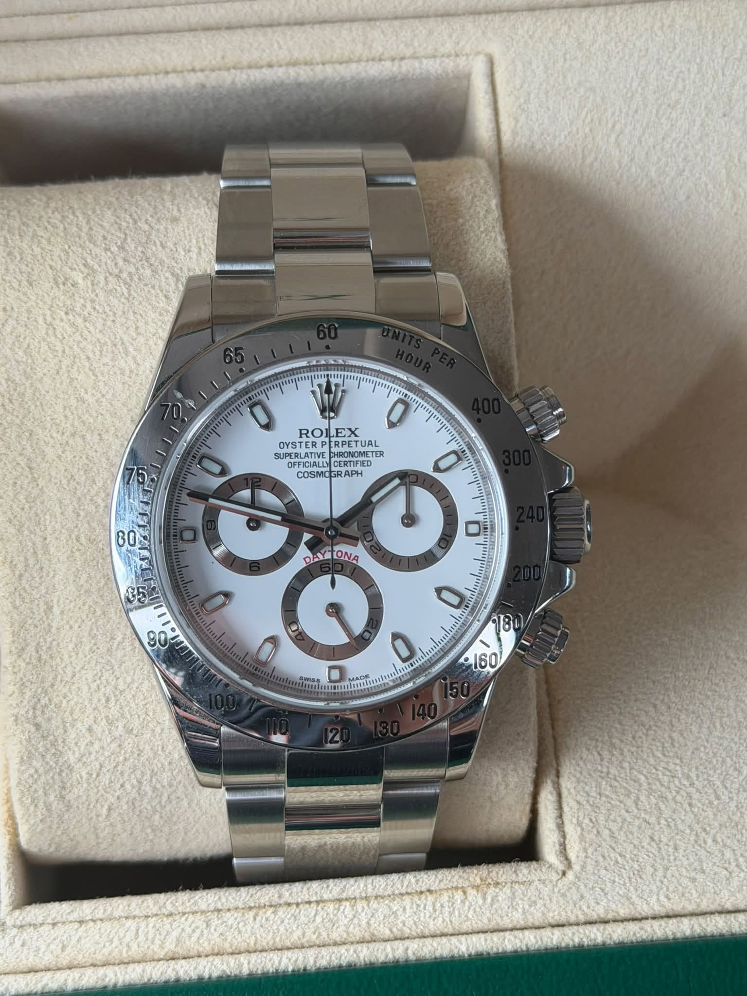 May be an image of wrist watch and text that says '8 ' ROLEX 0 OYSTER OYSTERP RPETUAL TUAL SUPERLATIVE SUPERLATIYE OFFICIALL CERTIFIED DFFICIALIN 90 FEIGIN REE ERTIFIED COSMO SRAPH…