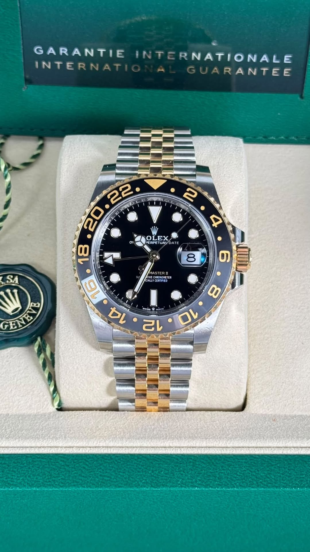 May be an image of wrist watch and text that says 'GARANTIE INTERNAT INTERNATIONALE ARANTEE OL O OLEX EX LE UAVD 18 "5 8 6 C4OMETEЙ SA GENEVE 7 16 14 حن 12 8 10'