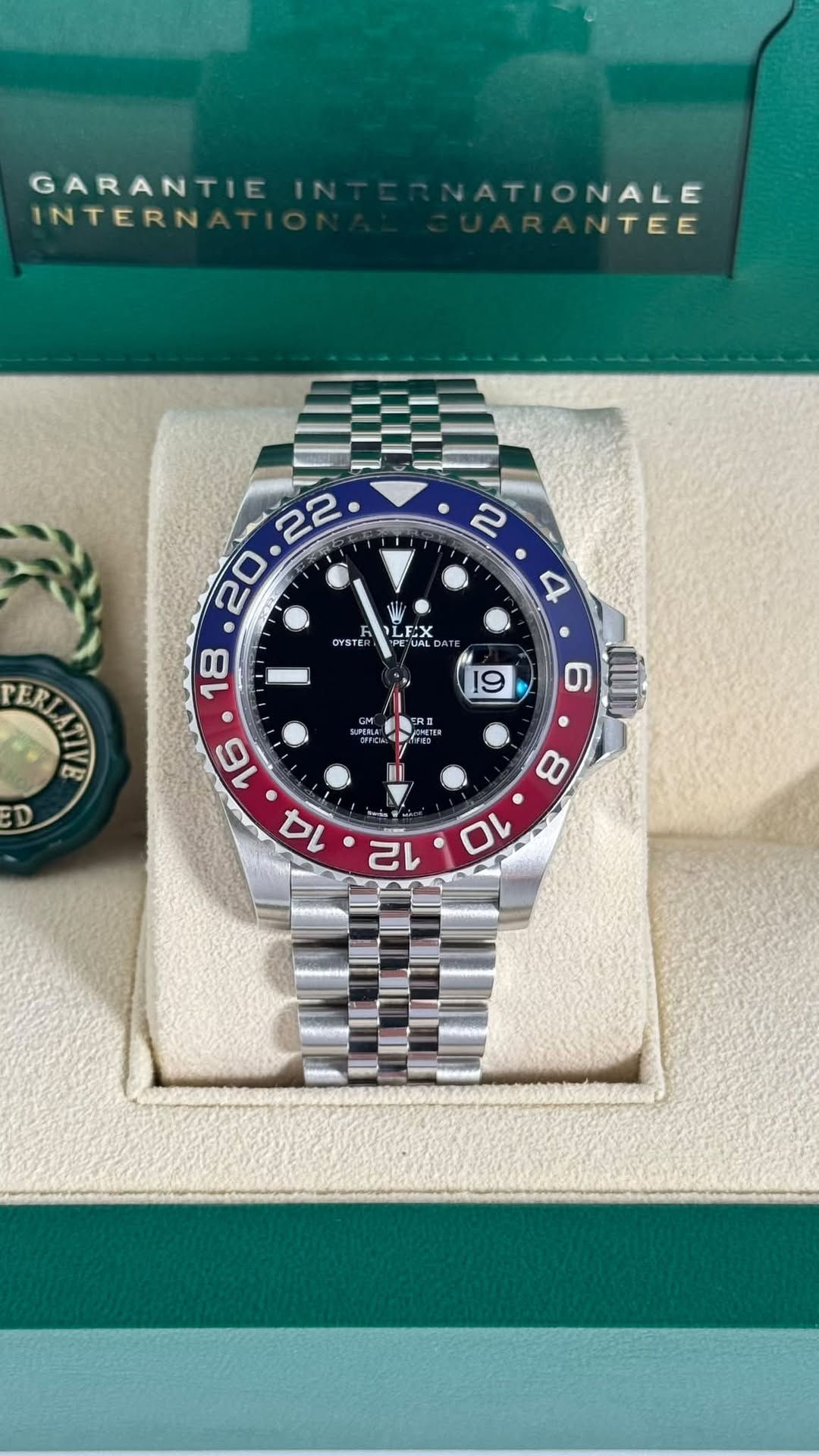 May be an image of wrist watch and text that says 'GARANTIE INTERN NATIONALE NTEE 2 UIM FAX UALD OYSTE ERLATINE ER TAIL a D 6 SPEMN 8 10 C 12'