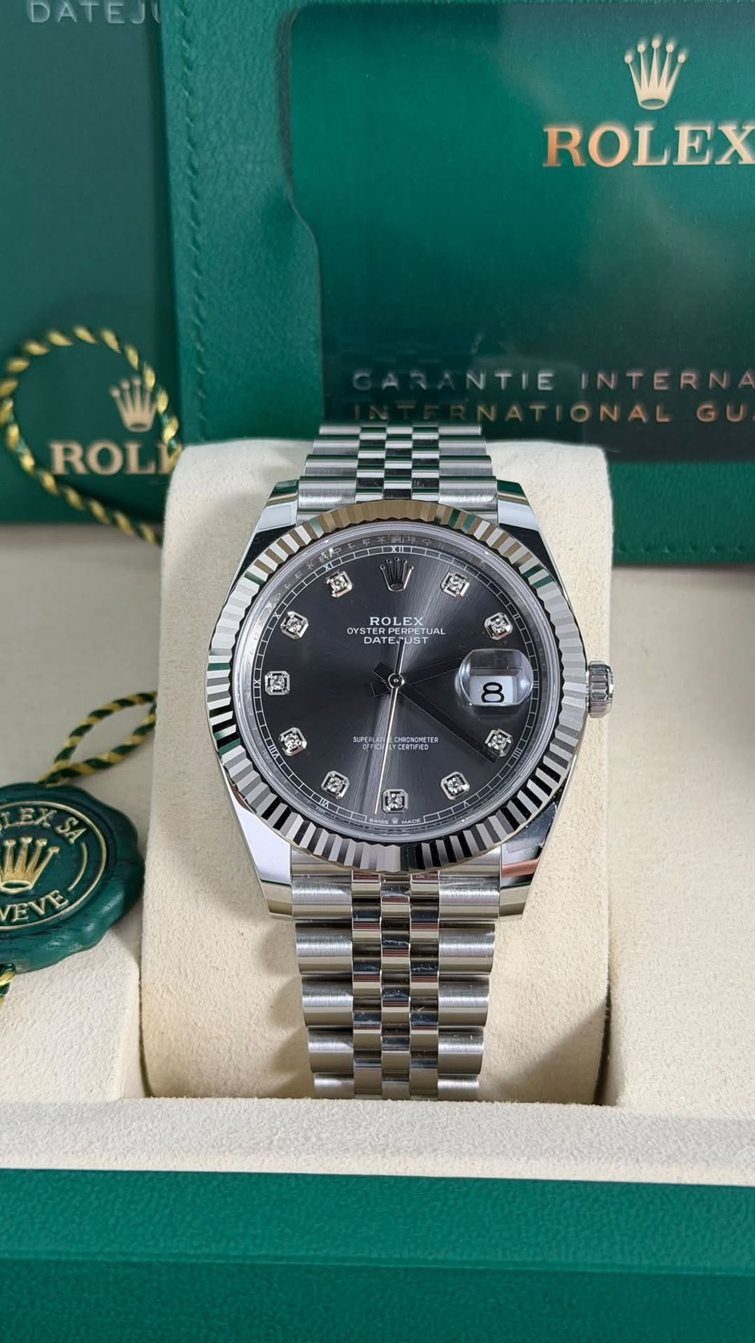 May be an image of wrist watch and text that says 'DATEJI ROLEX ROL NTIE INTERNA ONAL - XIC ንኳጂ [a1 ፍጽ ROLEX DATE OATE DATEUST Εμευ FUST ERPETUAL LC 8 후단 CTИиH ឡ្េ 4 毀 S F SI S R…