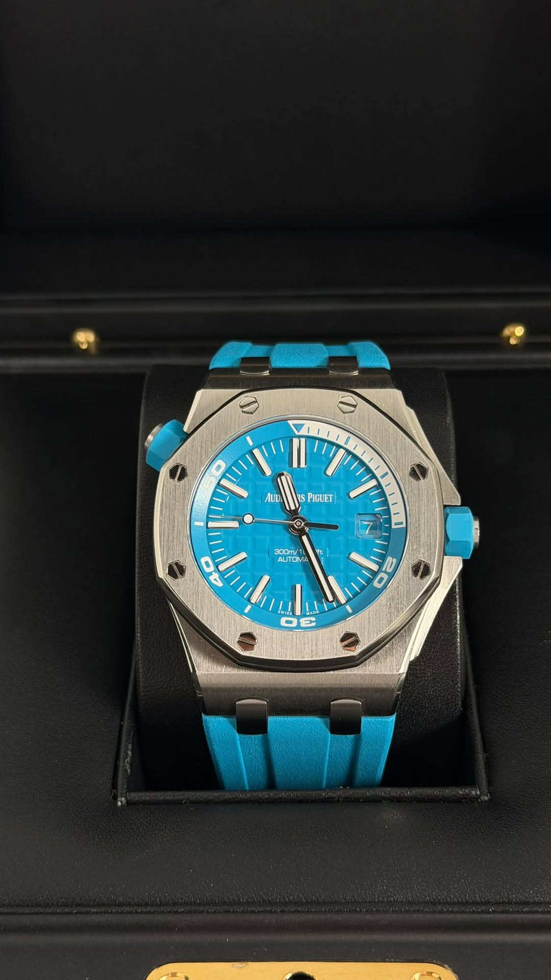 May be an image of wrist watch and text that says 'I I 0 Il ALD PIGUET Ф 300ml MЛO o 40 II 20 W'