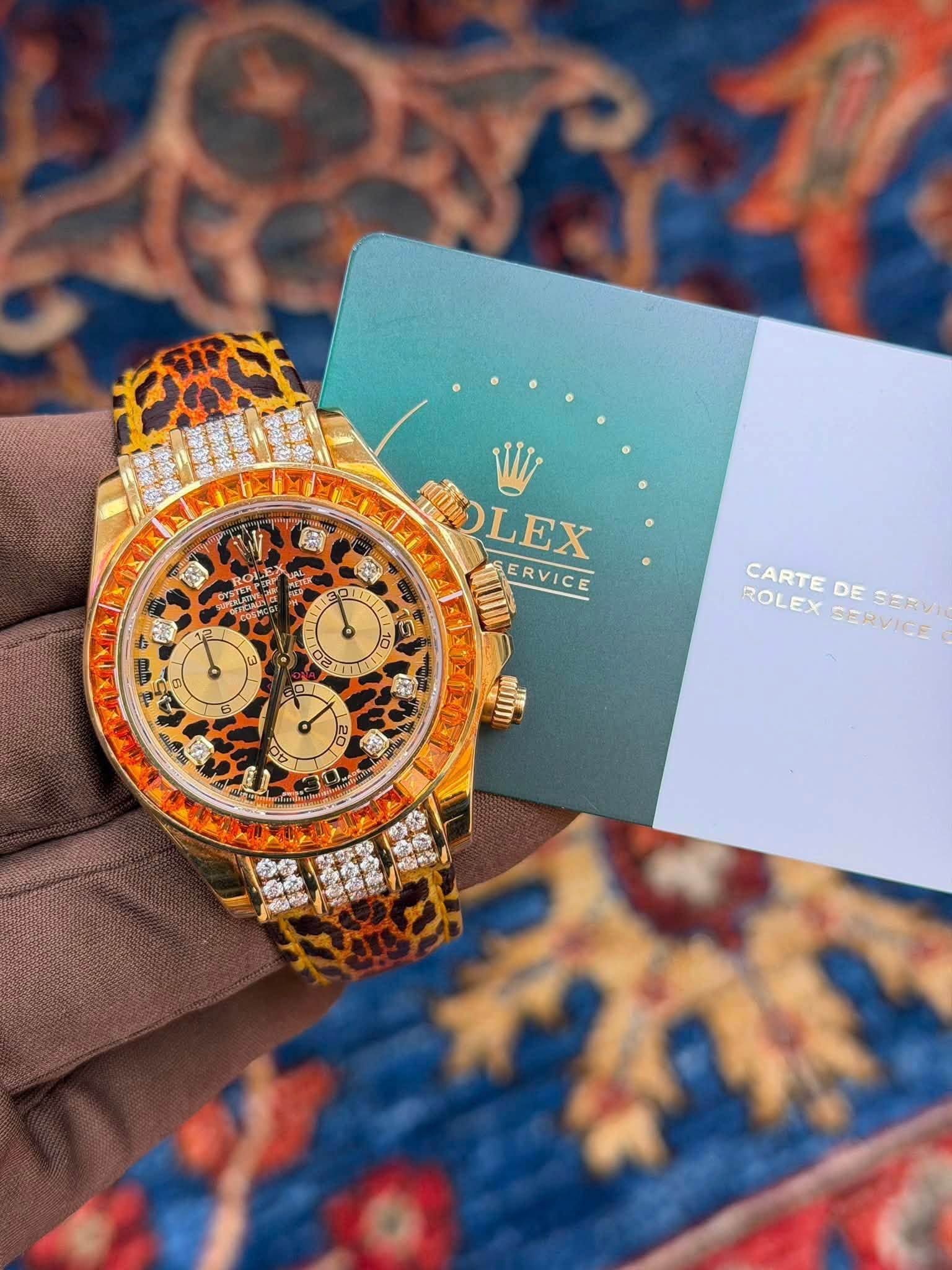 May be an image of wrist watch and text that says 'P ዮዲ W CAS HOLEX ERVICE 70 5 る支糕 แม่ก B 0 L A CARTE DE CARTEDES SERU ROLEX SERVICE 0금 0U 18 የክት 然'